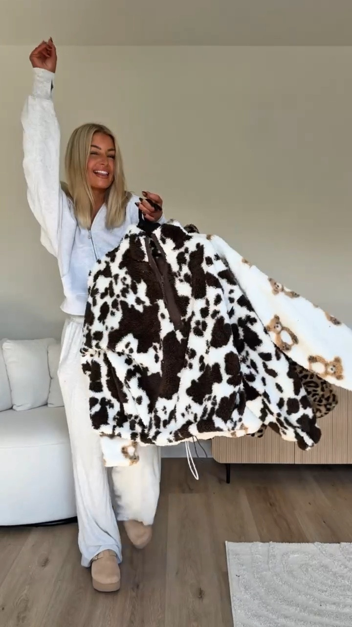 Casual cozy looks for fall 🍂 This $10 Walmart sherpa is going viral for a reason — it’s soft, lightweight, and comes in so many cute colors and patterns. Perfect for school drop-off, errands, or weekend sports days

Walmart sherpa, Walmart fall fashion, Walmart outfits, Walmart try on, Walmart haul, Walmart finds, Walmart jacket, $10 sherpa, affordable fall outfit, cozy fall outfit, casual fall style, fall fashion 2025, budget friendly fashion, Walmart fashion find, Walmart pullover, sherpa pullover, Walmart fleece, Walmart loungewear, affordable sherpa, Walmart viral item, Walmart mom outfit, Walmart casual outfit, Walmart fall looks, Walmart winter fashion, comfy Walmart outfit, Walmart style ideas, Walmart fall favorites

#LTKFindsUnder50 #LTKSeasonal #LTKStyleTip