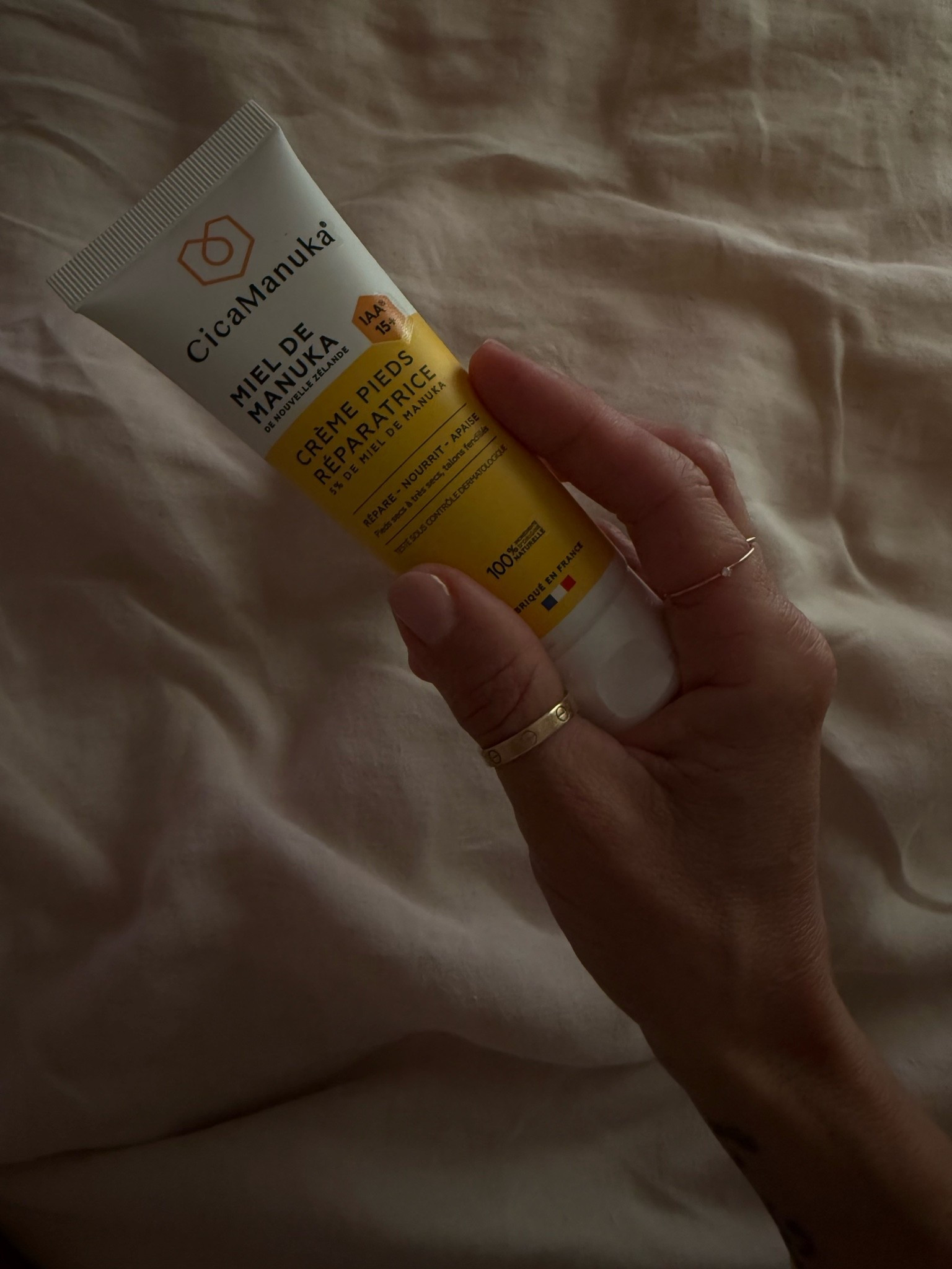 Je ne pensais pas vous parler un jour d’une crème pour les pieds 😂

Mais après des années de talons secs et parfois crevassés, je crois que j’ai enfin trouvé un produit qui fonctionne vraiment.

C’est déjà mon deuxième tube.

Je vous mets la référence ici pour celles que ça pourrait aider 🤍

#LTKfrance #LTKeurope #LTKsummer
