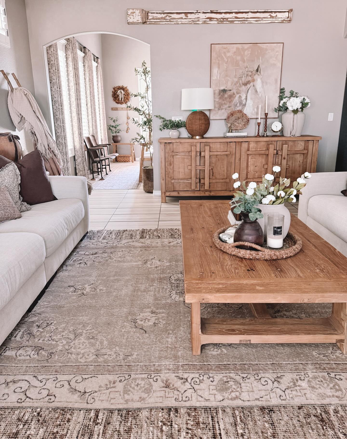 Anyone else happy it’s Friday?! Today my oldest baby gets back from her NY trip and I’m so excited to hear all about it. I was finally able to get my Botox yesterday so I’m hoping my pain will start to ease soon. The house is clean, it’s warm outside. It’s going to be a good day! Have a beautiful weekend

#homestyle #homedecorating #neutralhomedecor