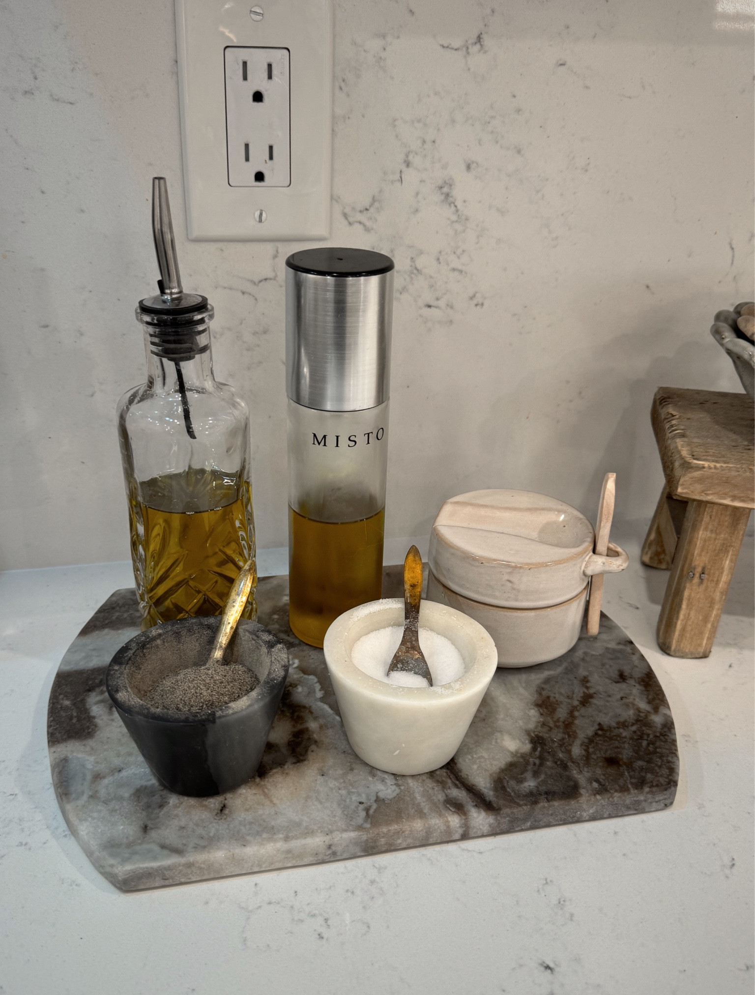 What’s on my kitchen counter: marble! And all the cute little dishes. Linked some awesome finds from Amazon and Target. The oil dispenser is so much cuter than a store bought bottle, and I highly recommend having the sprayer option for cooking. These salt and pepper bowls spark joy ✨ and also linked my newest purchase, not pictured, scalloped natural stone nesting bowls….. obsessed. The cutest gift idea for the hostess. #home