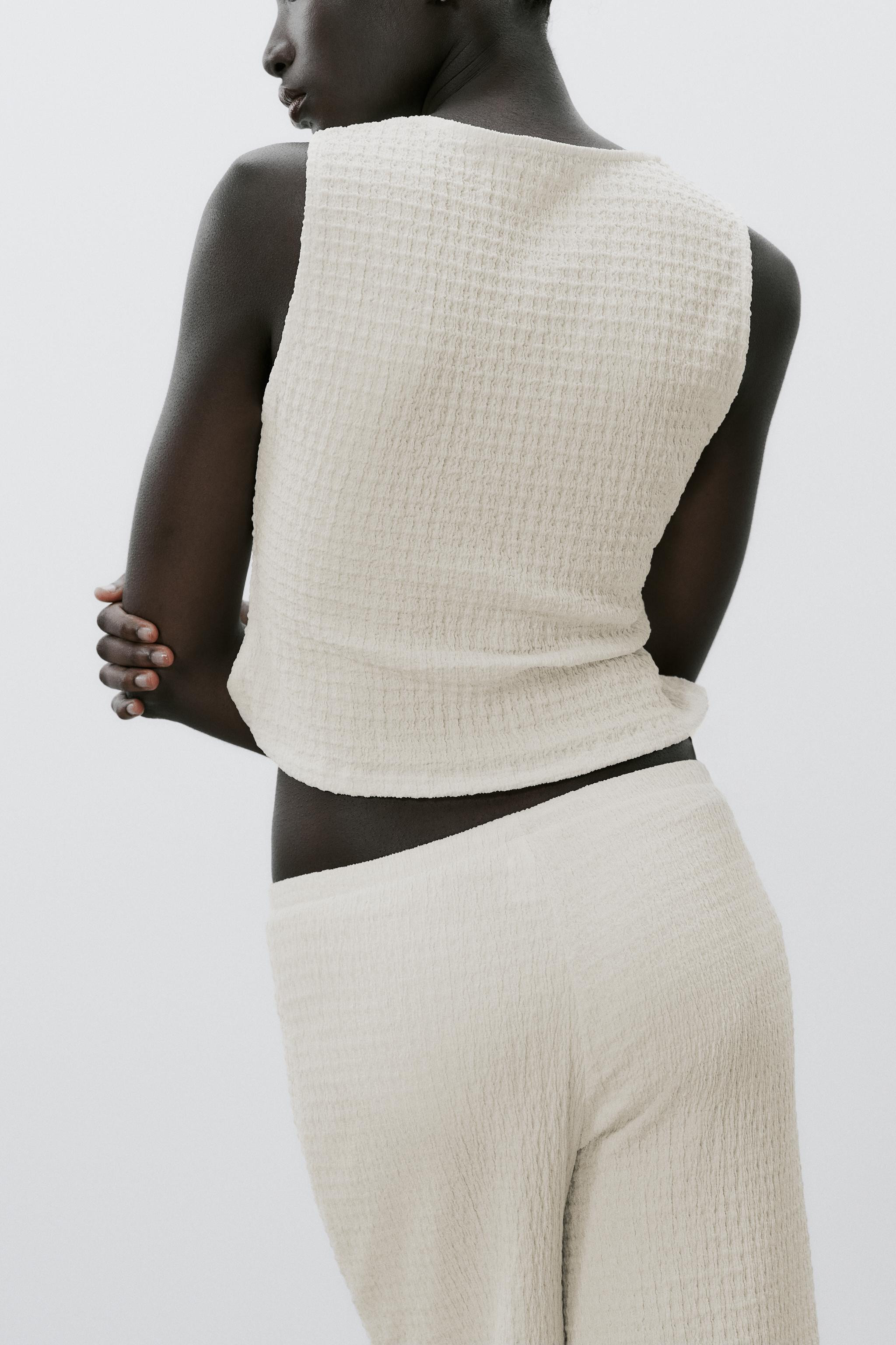 Vest top made of textured fabric. Sleeveless design with V-neckline. Front button closure. | Zara US