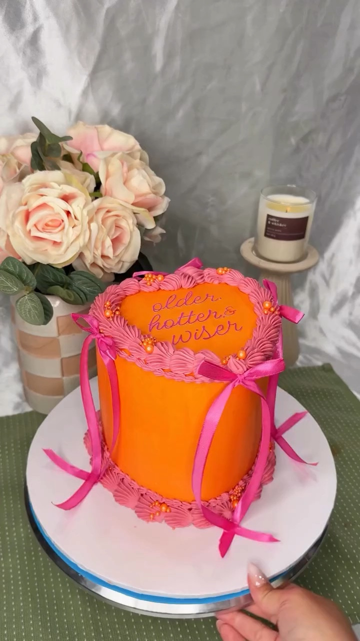 I love the trend of orange and pink we have been seeing lately. 
.
Cake Insides:
Vanilla Cake
Strawberry Compote Filling
Vanilla Russian Buttercream
.
Piping Tips:
Large Shell - Hobby Lobby 6B
Mini Shell - Hobby Lobby 74
,
#cakedecorating #heartcake #vintageheartcake #serecreate #cakeinspiration