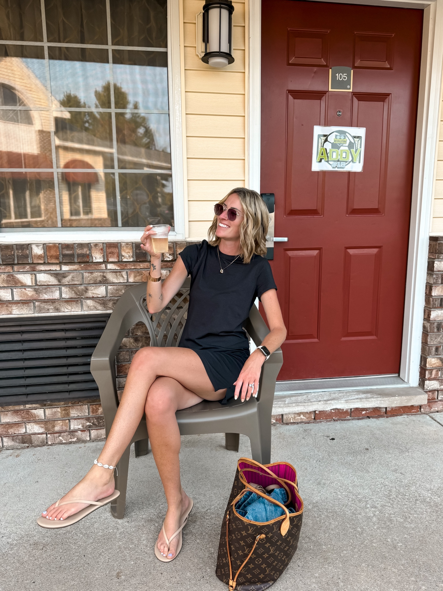 Soccer tournament team dinner outfit ideas
Black shirt dress and sandals with neverfull bag  