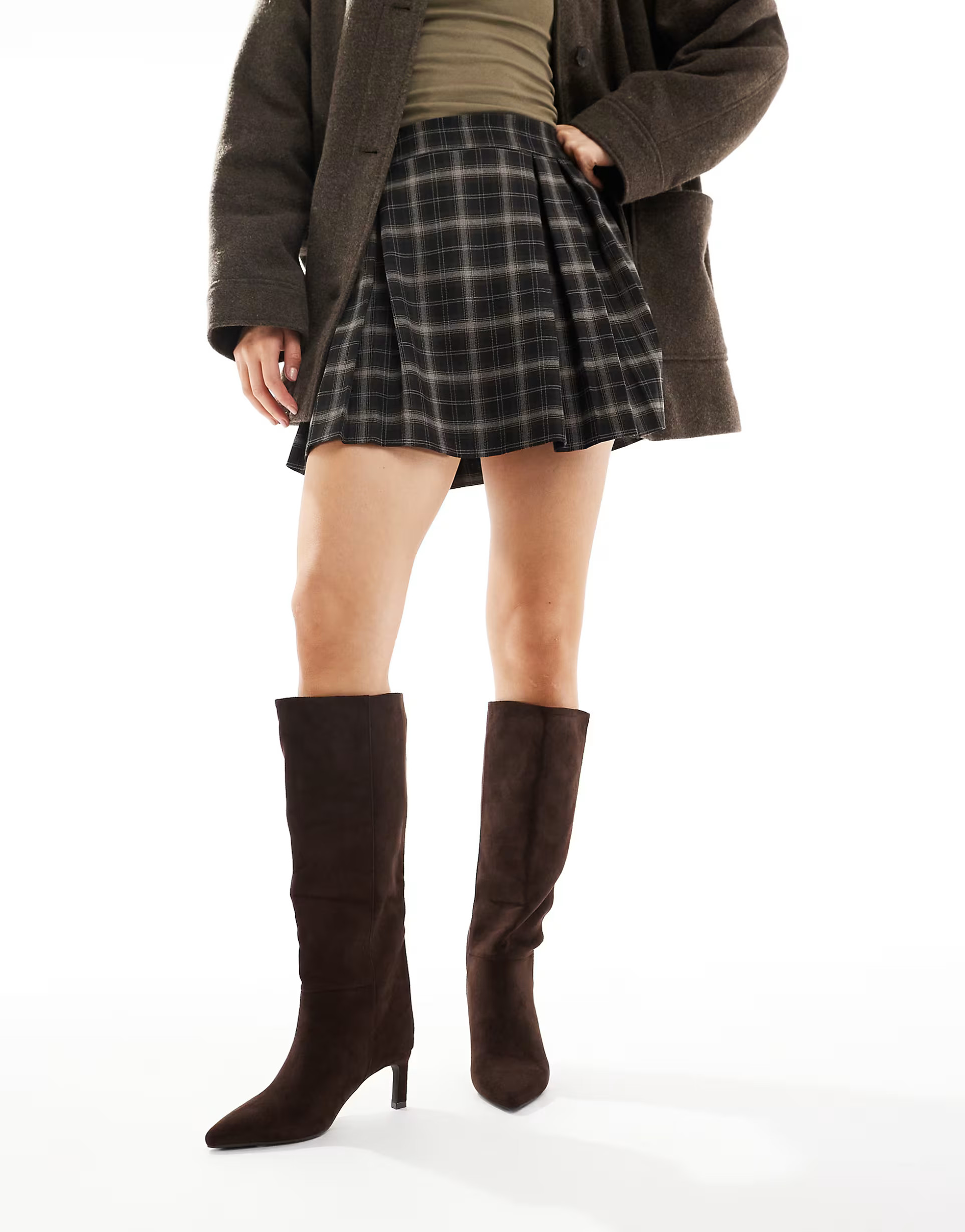 SEQWL – Benz – Kniehohe Stiefel in Schokobraun mit Kitten-Absatz | ASOS (Global)