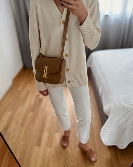 Neutral look ✔️
Jeans - wearing size 27/30 (I’m 173 cm tall)
Sweater - wearing medium for a more oversized look 
Bag - the bigger size, color deep toffee in smooth leather