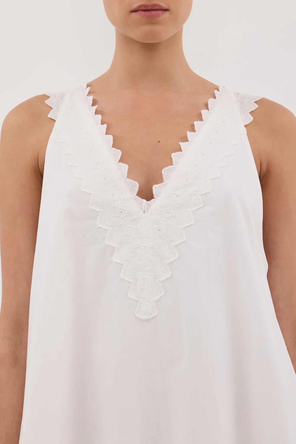 ANNABEL WHITE SLEEVELESS V NECK MINI DRESS | DISSH