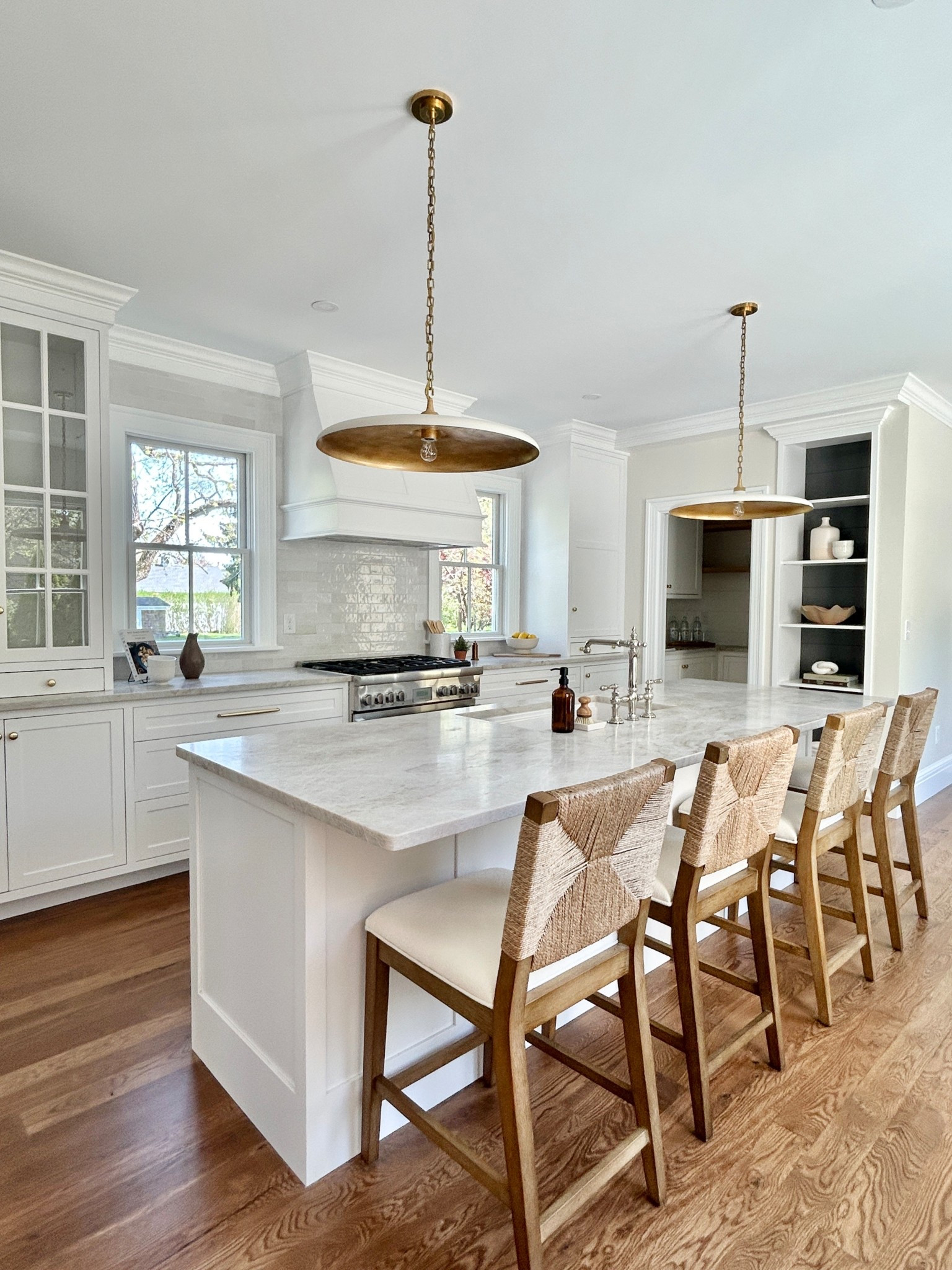 Modern white and gold kitchen pendant lights.

#kitchen #pendantlights

#LTKHome