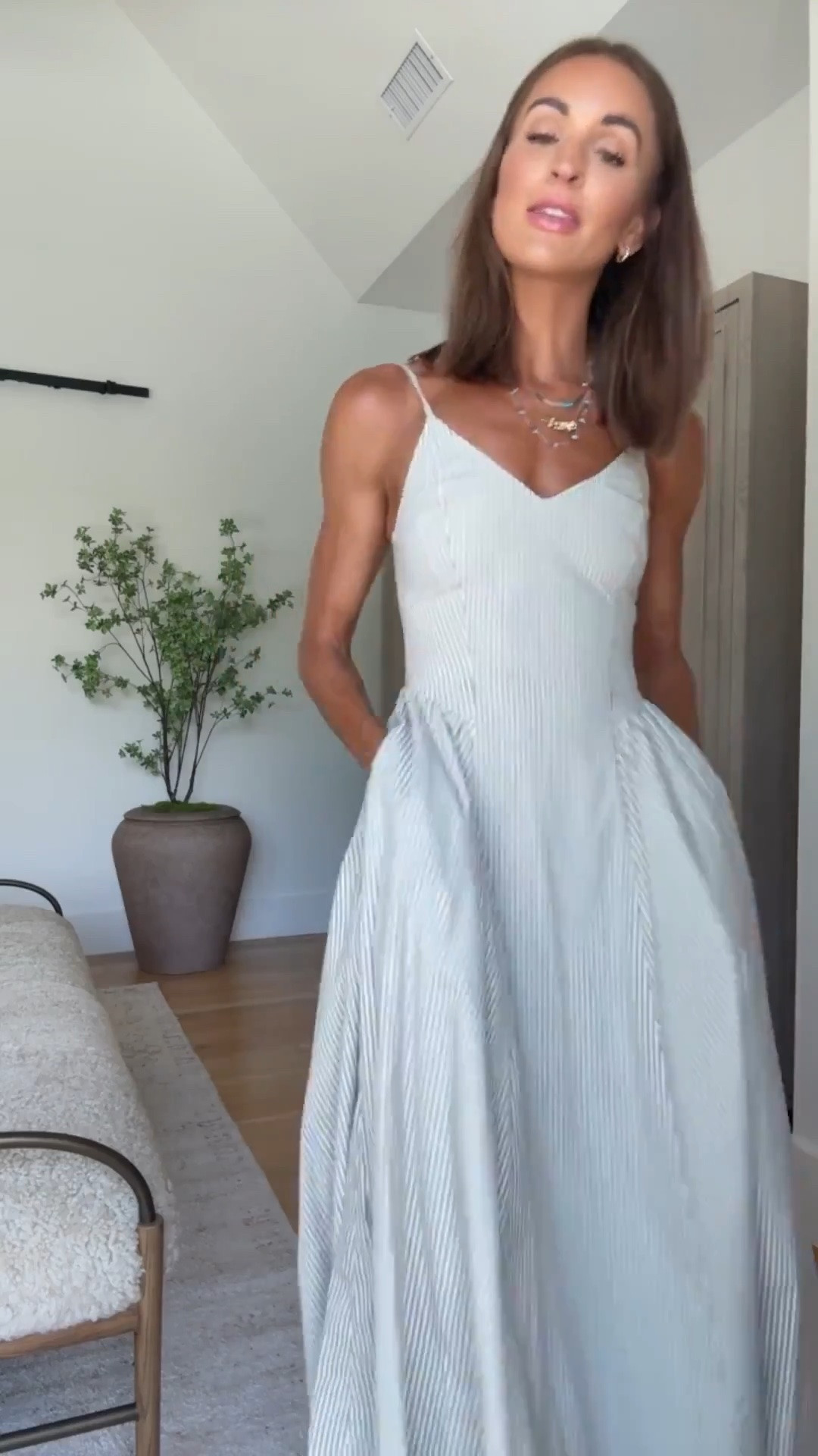 Such a flattering, classy dress and it’s on major sale! 🤍