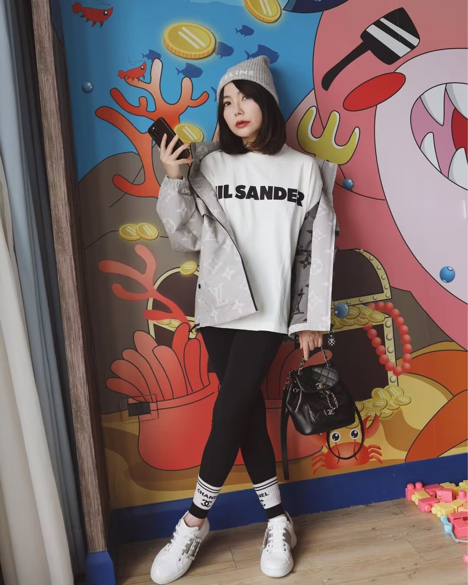 很明顯的拍照背景已經到了一個不挑的程度了⋯⋯玩具掃到一邊，還有蹲在地上玩的兒童也ㄧ起掃走，可以拍就好，這真是很兒童的房型😂。
#LTKtaiwan #LTKasia

#LTKstyletip #LTKitbag