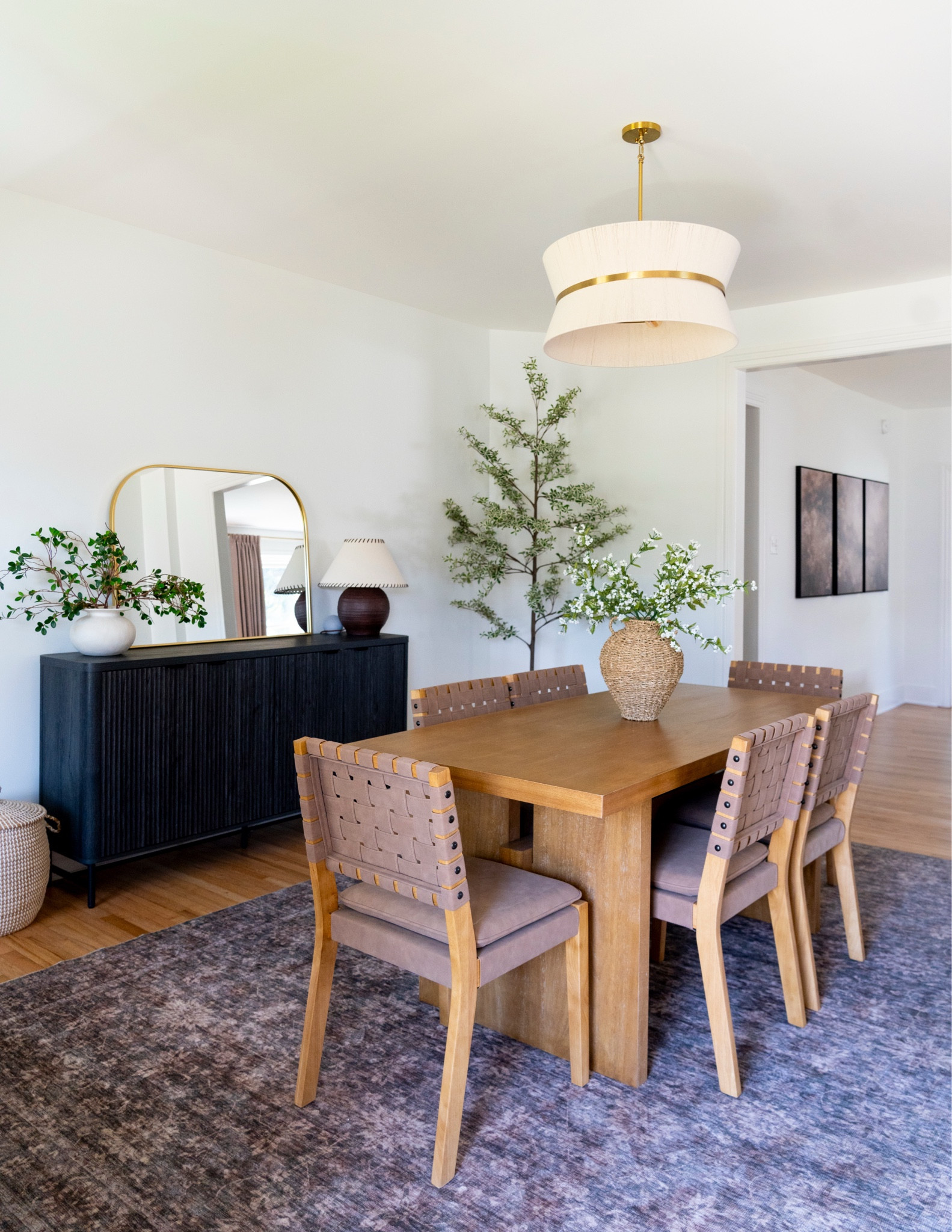 Welcome to the dining room in our new Airbnb! Our guests have space to enjoy meals & feel comfy while doing so! 

#Airbnbhome