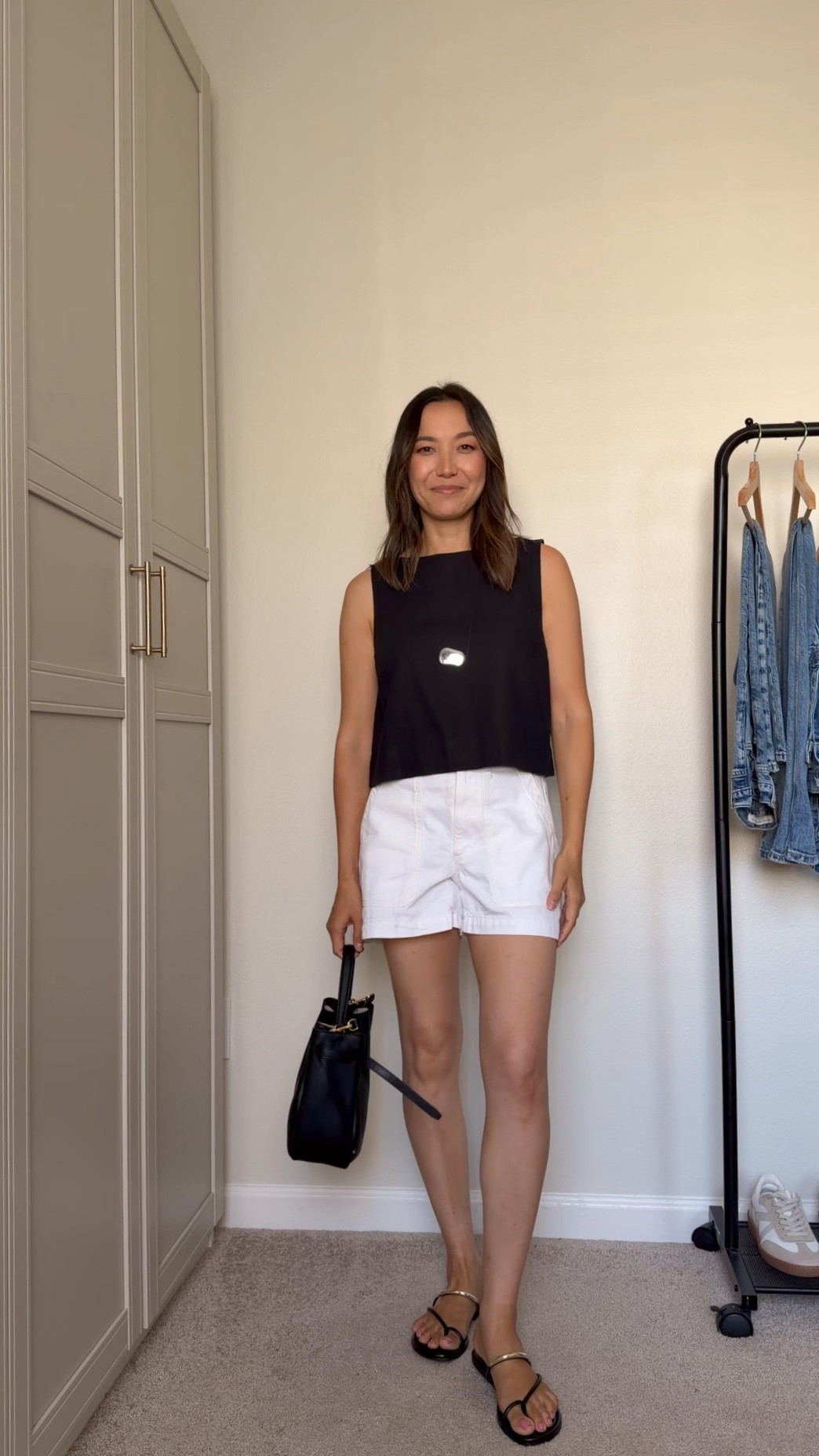 Summer outfit 

Gap linen tank
Gap factory shorts 
Tory Burch bucket tote 
Calvin Klein strappy sandals

#LTKootd