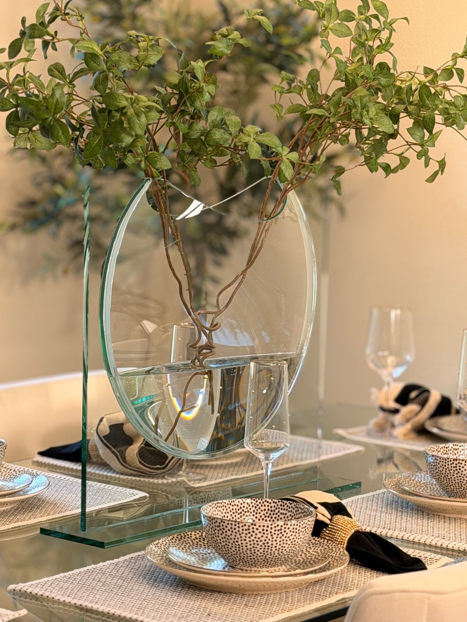 MUST HAVE. This vase is absolutely stunning and a must have in your collection  