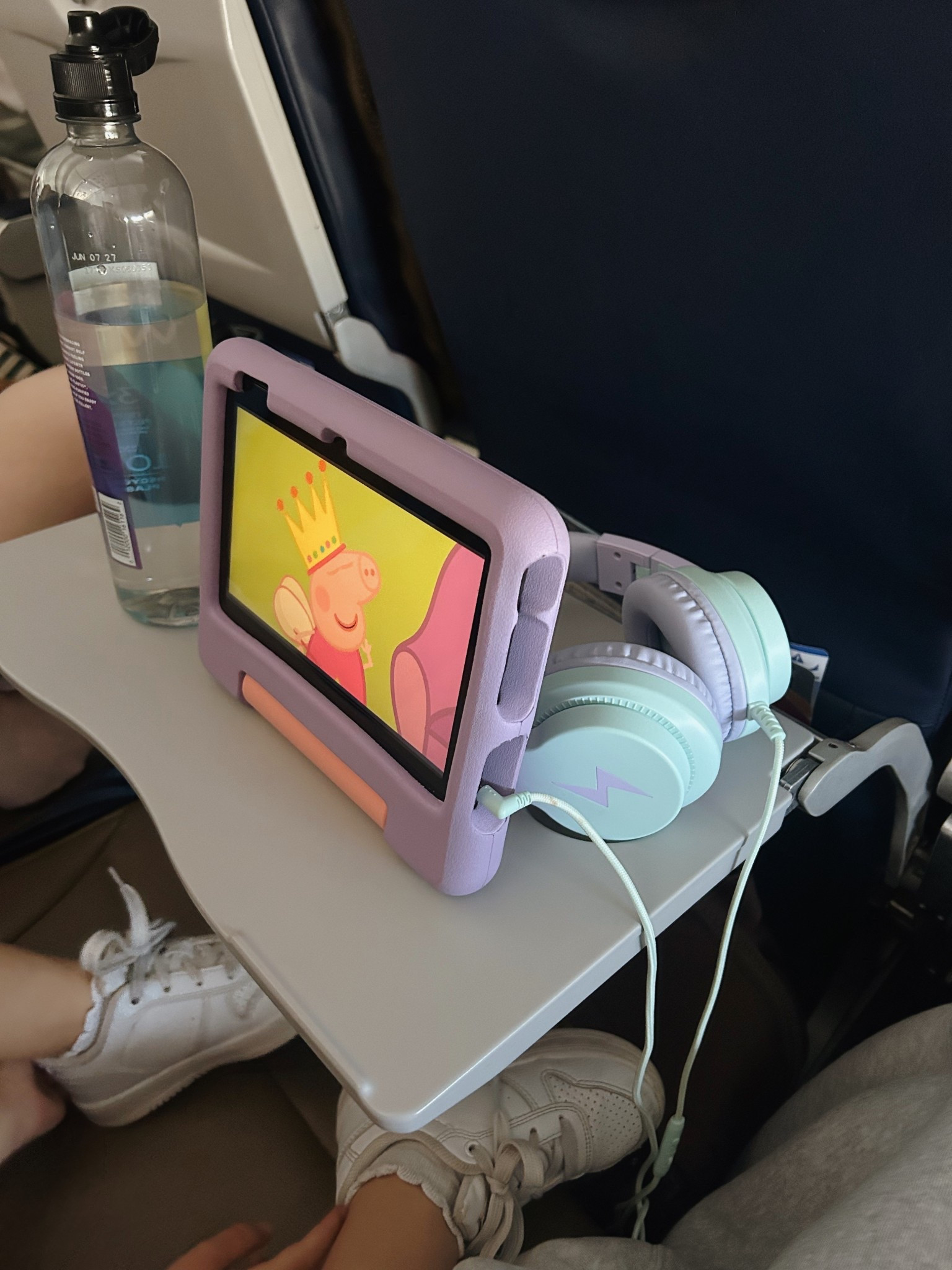 Harper’s tablet and headphones perfect for travel ✈️ 