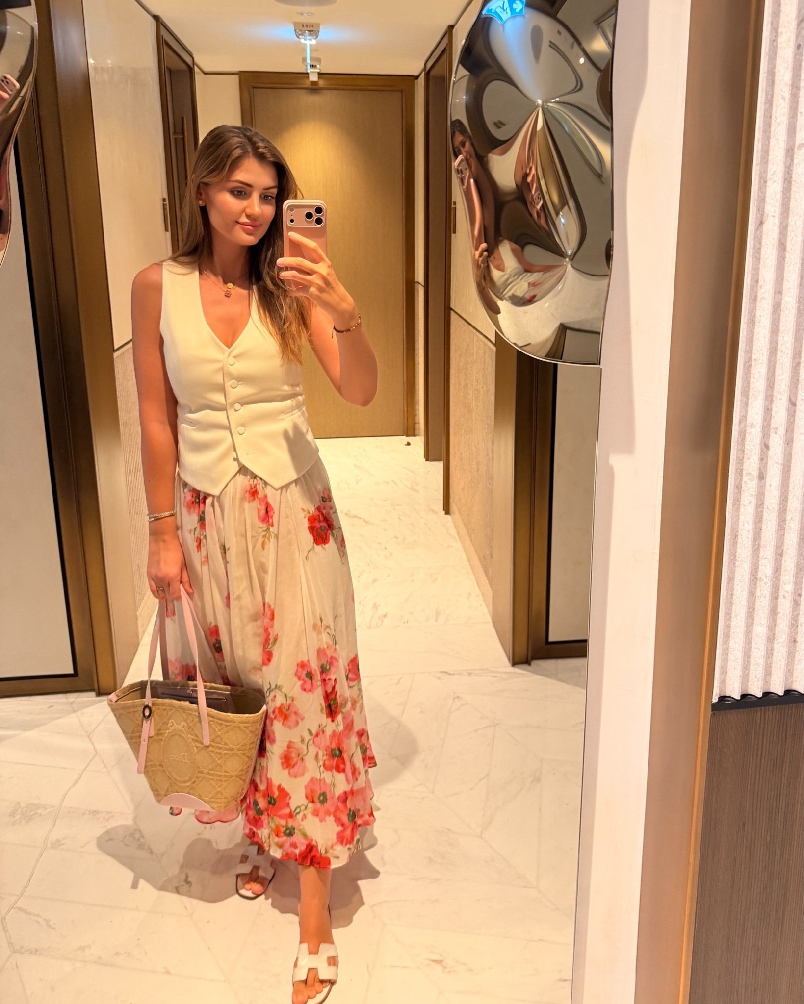 Summer outfit idea: I love mixing a very feminine floral skirt with a more tailored suit vest. It creates such a nice balance between softness and structure, and makes the whole look feel both elegant and modern💕