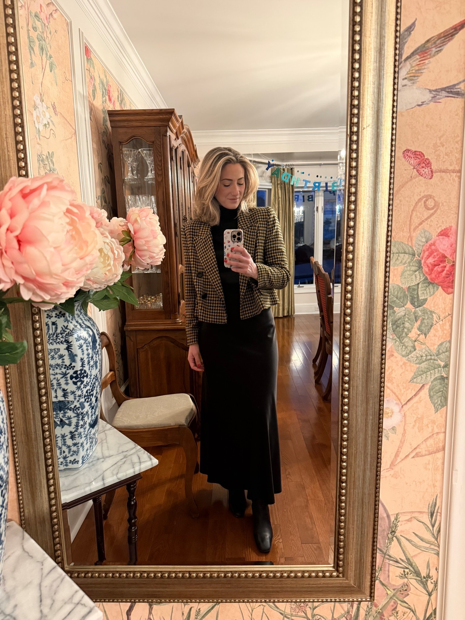 Today’s outfit is built around timeless silhouettes. A cropped houndstooth blazer layered over a sleek black turtleneck, paired with a flowing black midi skirt and classic black boots. Structured on top, clean and elegant on the bottom, this is the kind of outfit that feels polished without trying too hard and works for everything from everyday wear to dinner plans.

✨ Everything is linked here 

#LTKootd #LTKgrwm #LTKWorkwear