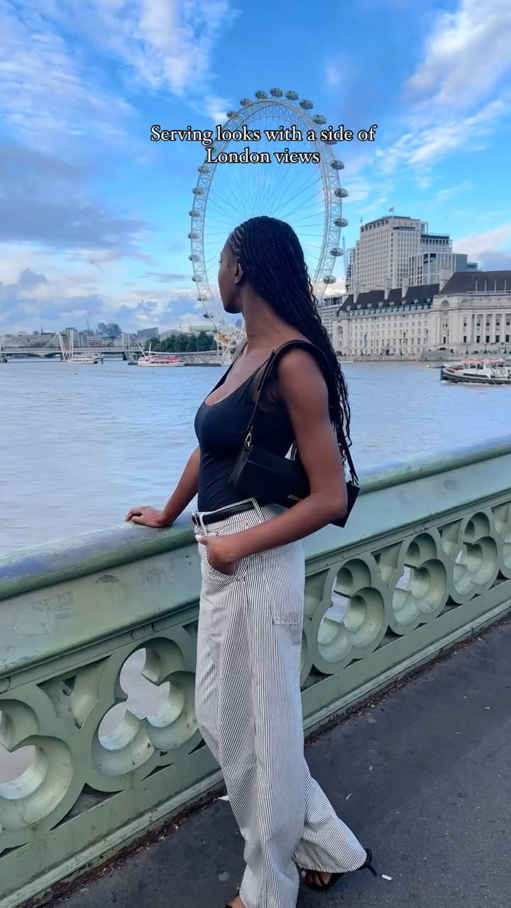 SERVING LOOKS WITH A SIDE OF LONDON VIEWS 🖤🌆
•
 #streetstyle
Braids: @_touchedbyishie_