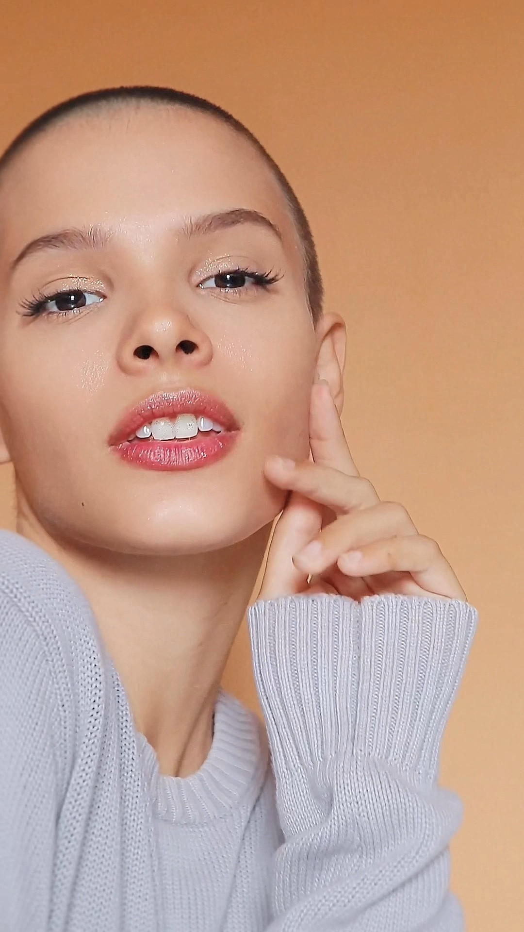 sombra bege com leve brilho + cabeça raspada

#LTKVideo #LTKbrasil #LTKbeauty