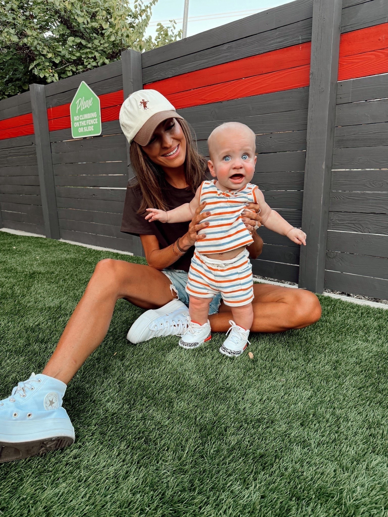 Casual ootd for a warm weekend with the fam ☀️

Mom outfit
Denim shorts 
Outfit idea