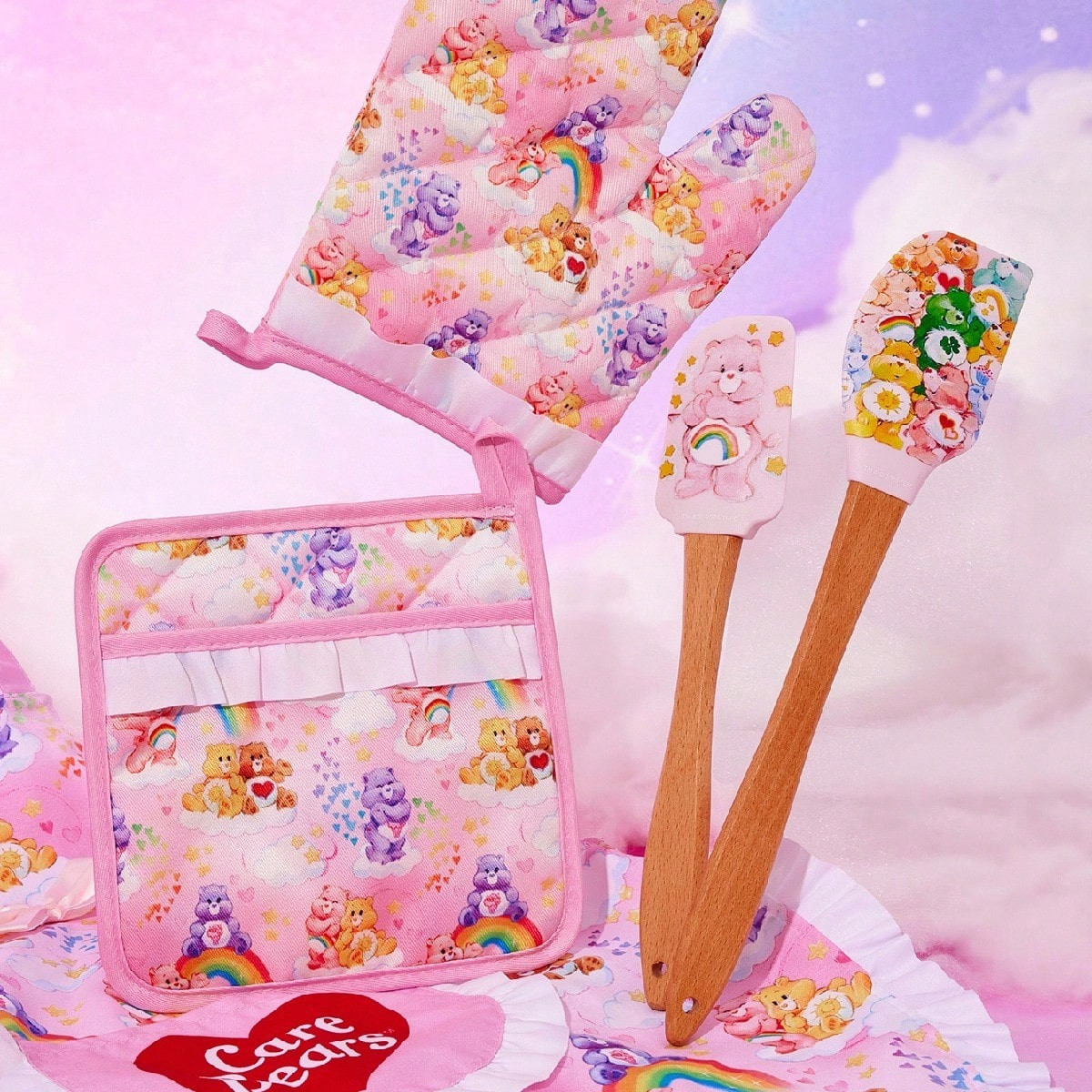 SHEIN X Care Bears Cute Heart Bear Lace Pattern Kitchen Heat Resistant Set, Oven Mitts/Pot Holders, Essential For Baking, Effectively Insulate Heat, Rainbow All-Over Print | SHEIN