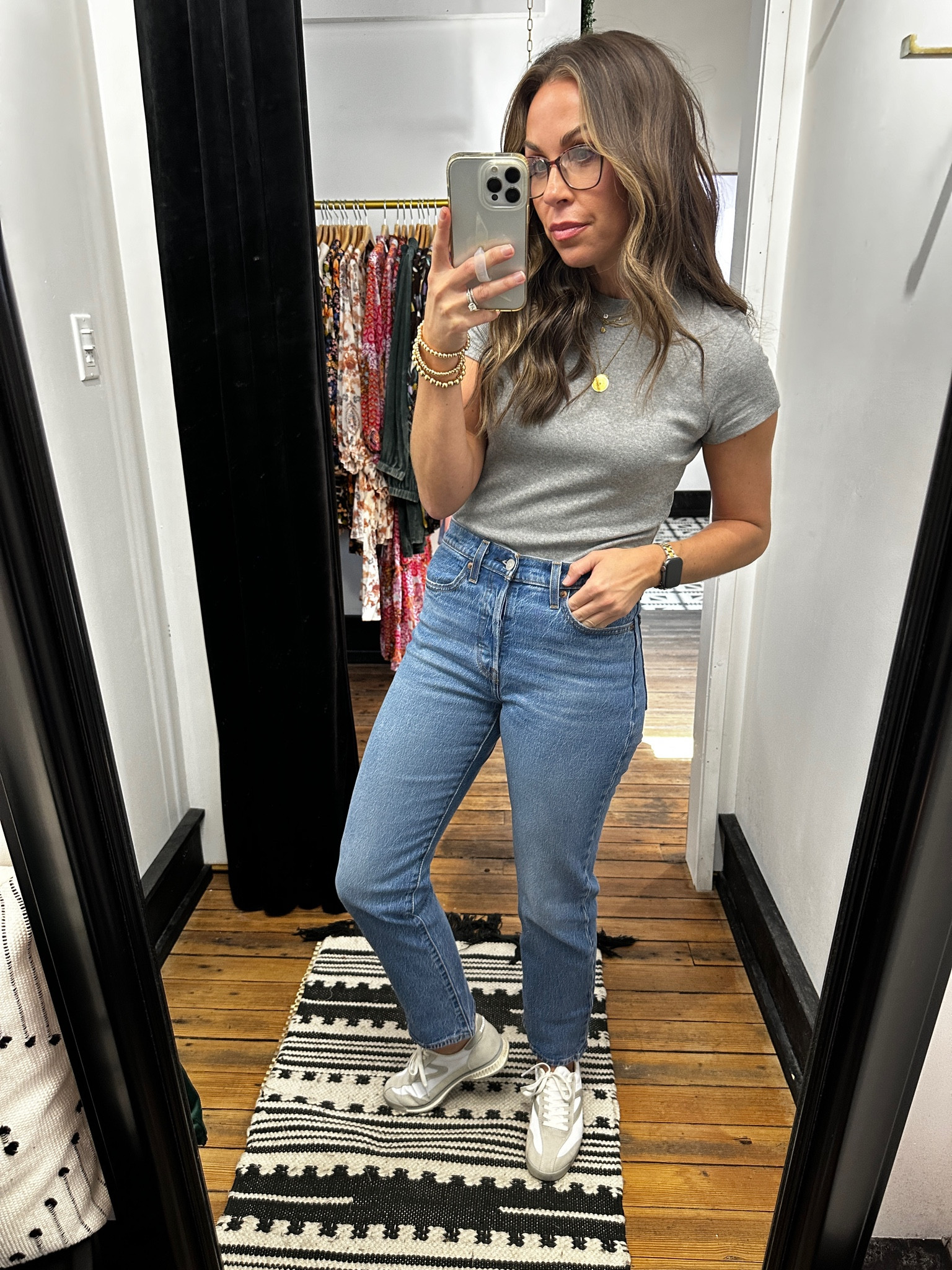 Size 26 Levi’s, small top. 