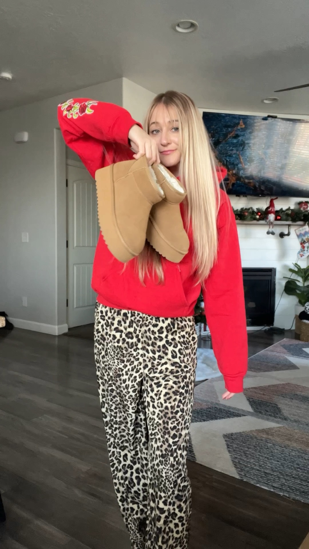 How to style leopard print pants - put on a red top or baggy hoodie and platrorm slippers ❤️🐆

#leopardprint 