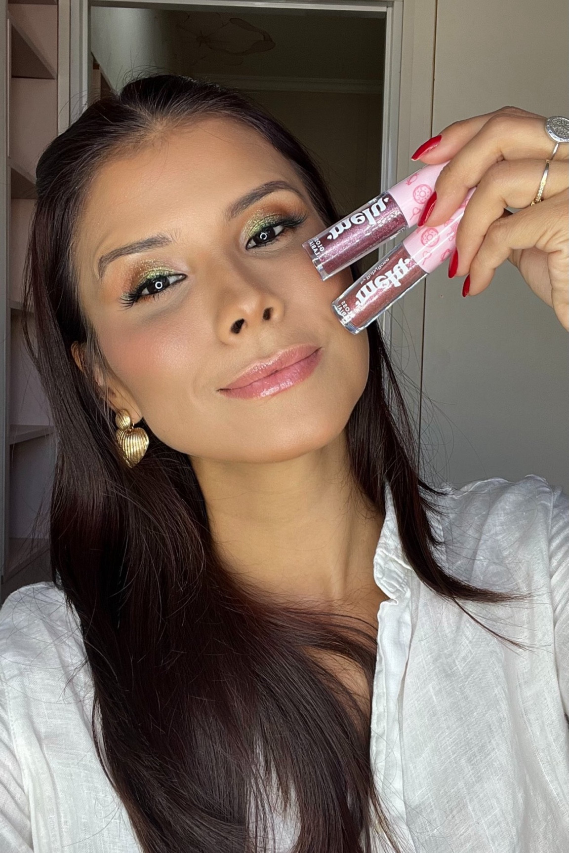 Também testei os glosses da Melu. As cores são super parecidas com os “gêmeos” quadradinhos da Ruby Rose. A única diferença pra mim foi o brilho. Essa linha da Melu achei o brilho levemente mais discreto, porem incrivelmente lindos e muito acessíveis! 

#LTKgiftguide #LTKbrasil