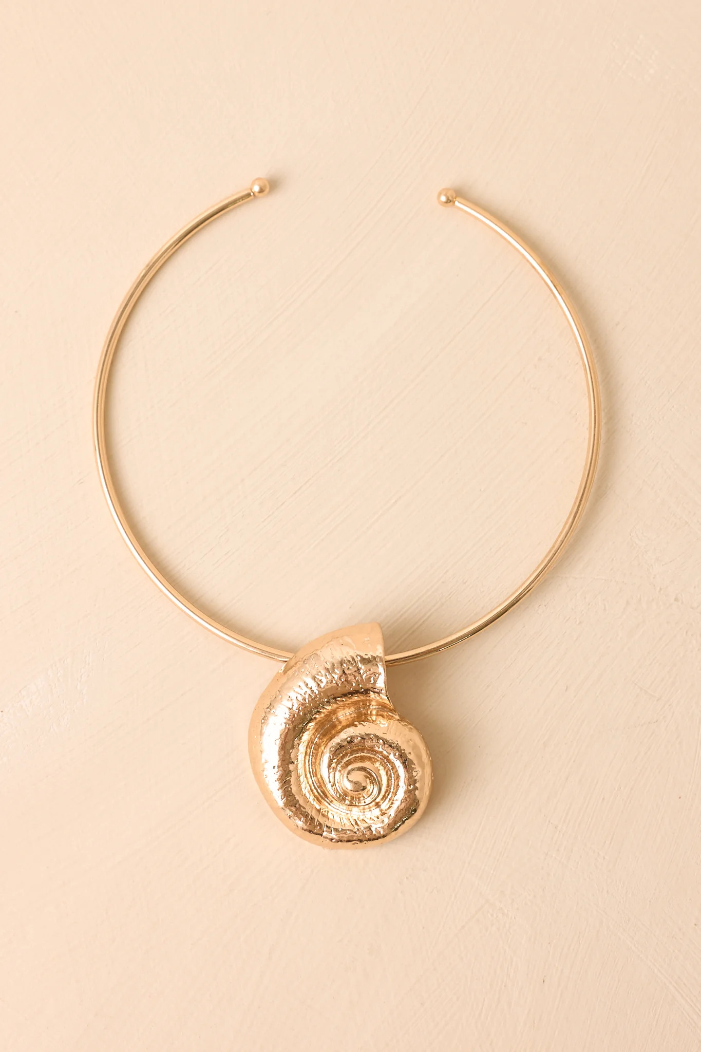 La Mer Treasure Gold Spiral Shell Collar Necklace | Red Dress