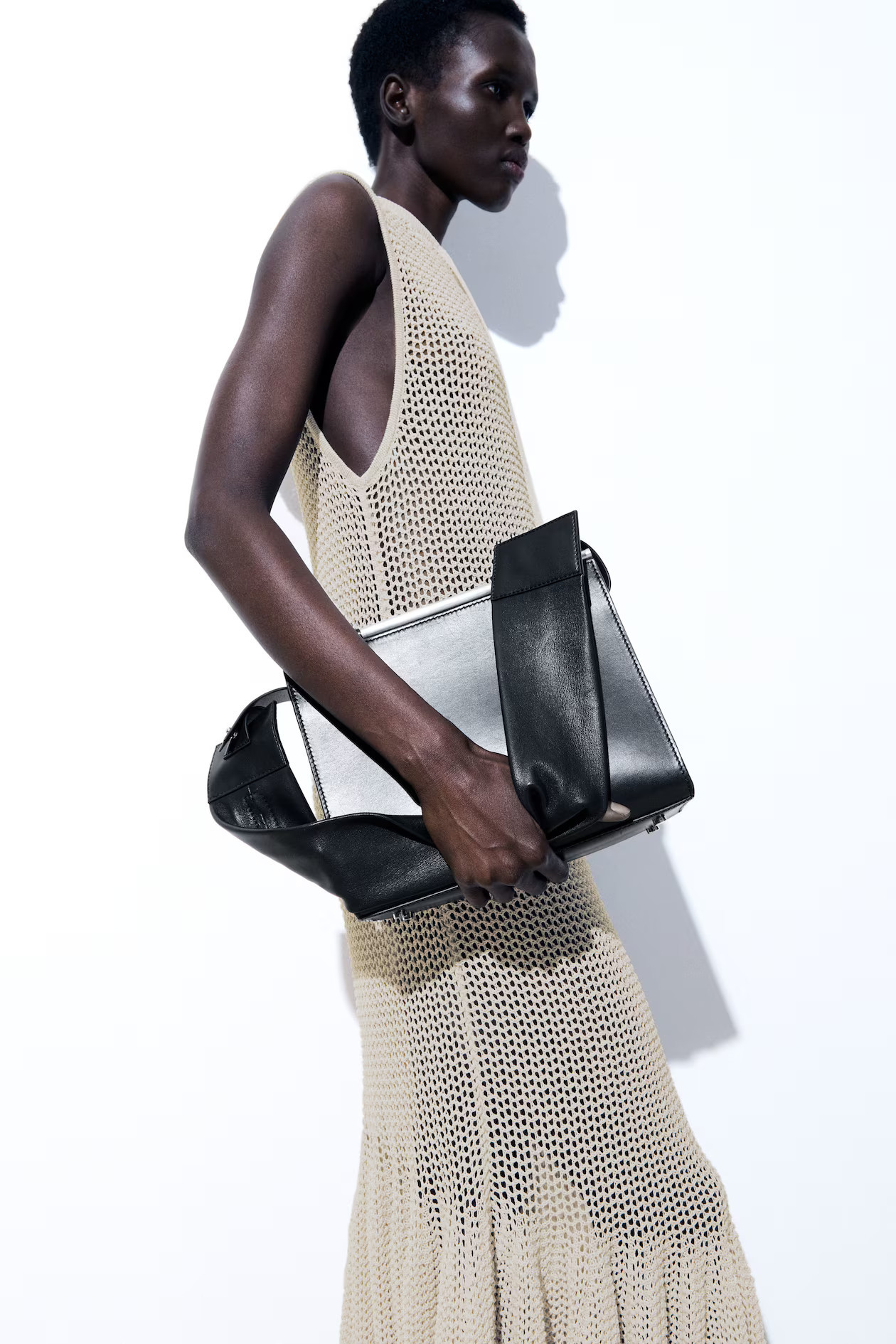 BOLSO DE HOMBRO CUADRADO DE PIEL - NEGRO | COS (EU)