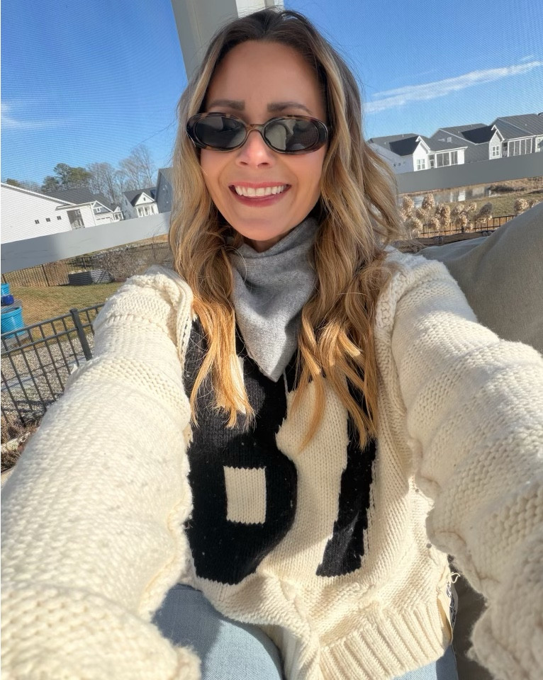 Hero items carrying me through this weird in-between season 🤍

When it’s technically still winter but my brain is already planning spring outfits, patio nights, and lighter moods.

These little things are making it feel softer:
– transitional denim
– sneakers that go with everything
– a citrusy fresh scent
– cozy sets in happy colors
– red light + comfort shows
– sparkling water in a cute glass because ✨delusion✨

We don’t skip to spring.
We romanticize the bridge.

🌿