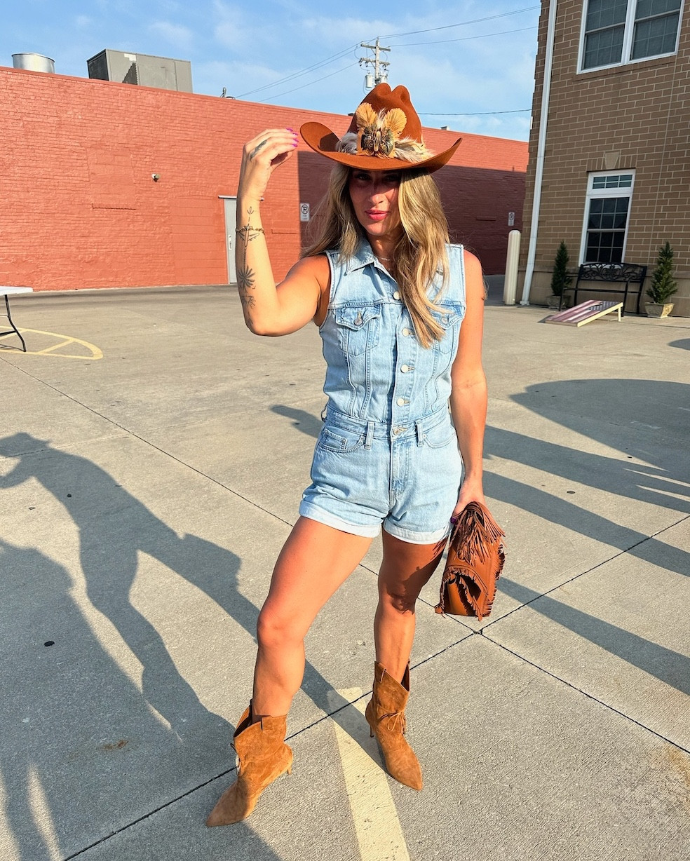She’s a little bit country, a little bit Cleveland 🤠💃

Sometimes you’ve just gotta throw on your best denim, dust off the boots, and hit downtown Willoughby like you own the saloon. Yeehaw energy only.

#SaucedBySunday #CoolGirlAesthetic #CountryNight #ClevelandStyle #WilloughbyNights #BootsAndBubbly