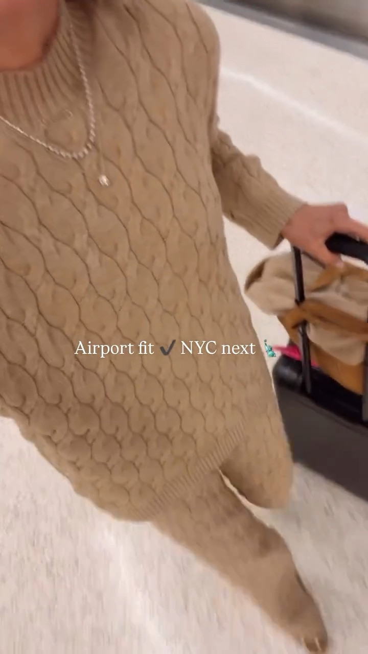 How I’m traveling to NYC, comfy in this monochromatic look. 


#LTKTravel #LTKStyleTip