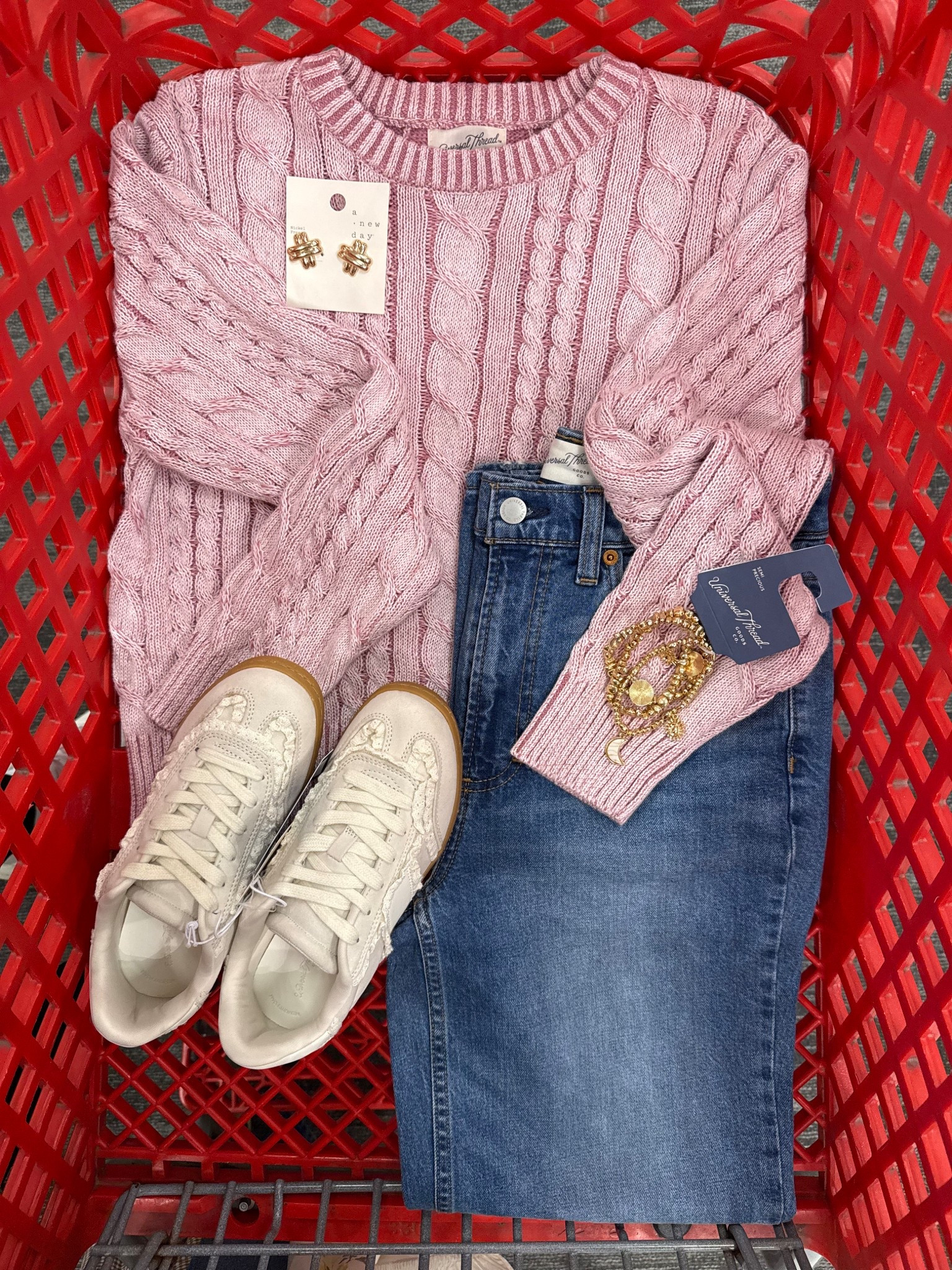 That in-between season where sweaters still make sense 🩷