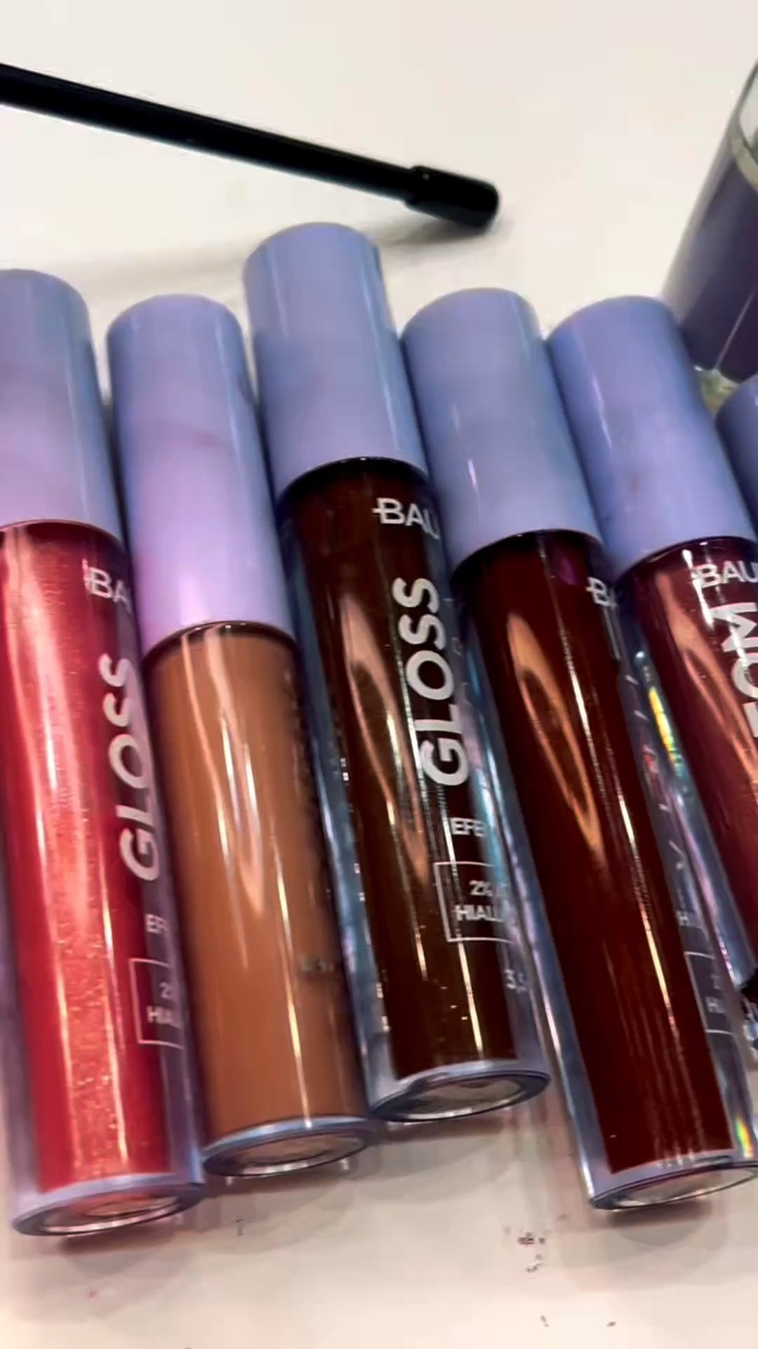 Stand da @baunycosmeticos com os lançamentos na @beautyshowoficial ✨ 

Recebi um gloss lindo e ainda não abri, vou usar pela 1ª vez com vocêssss 🤍 não esqueçam de usar o cupom 🏷️DEHOFICIAL 

Já usaram algum produto da Bauny? Quais? 👇 

#bauny #beautyshow #gloss #maquiagem #bodysplash

#LTKbrasil #LTKbeleza #LTKviagem