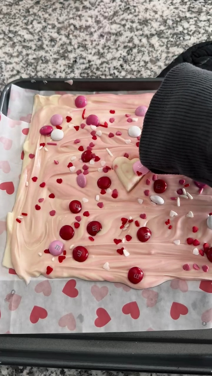 Valentine’s Day chocolate bark ♥️🩷 #asmr #ValentinesDay #pinkaesthetic #sweettreats #desserttiktok