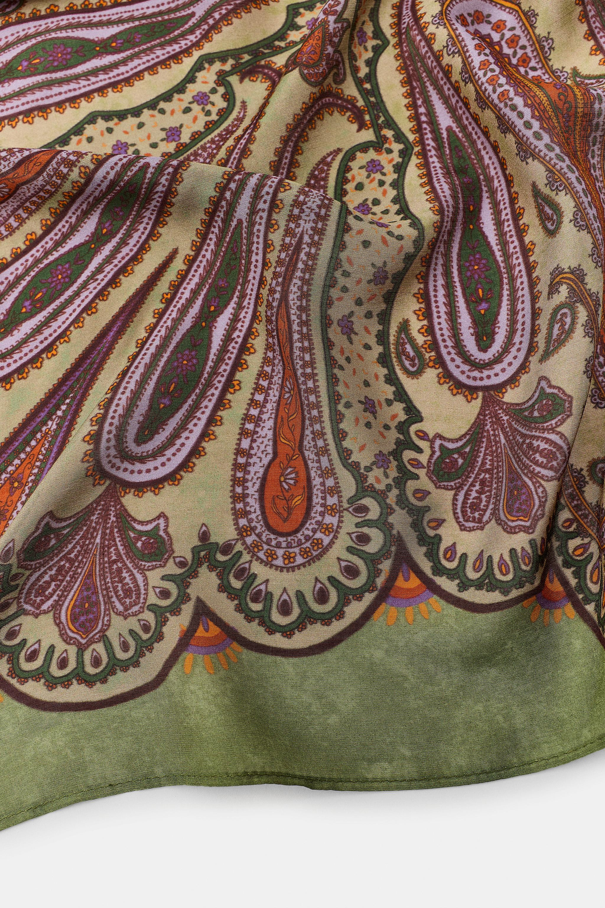 Printed scarf made from a viscose and 25% silk blend.Dimensions: 25.6 x 25.6 inches. | Zara US