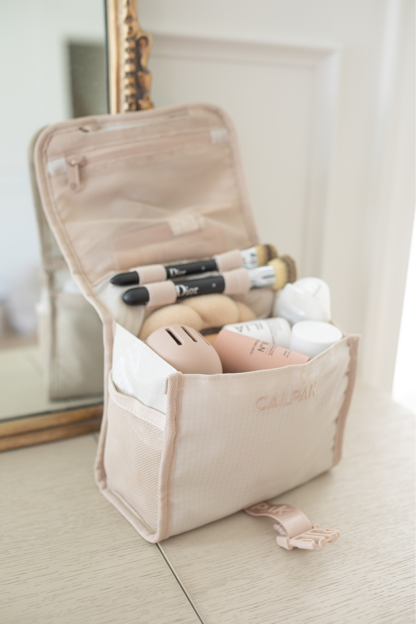 Terra Hanging Toiletry Bag