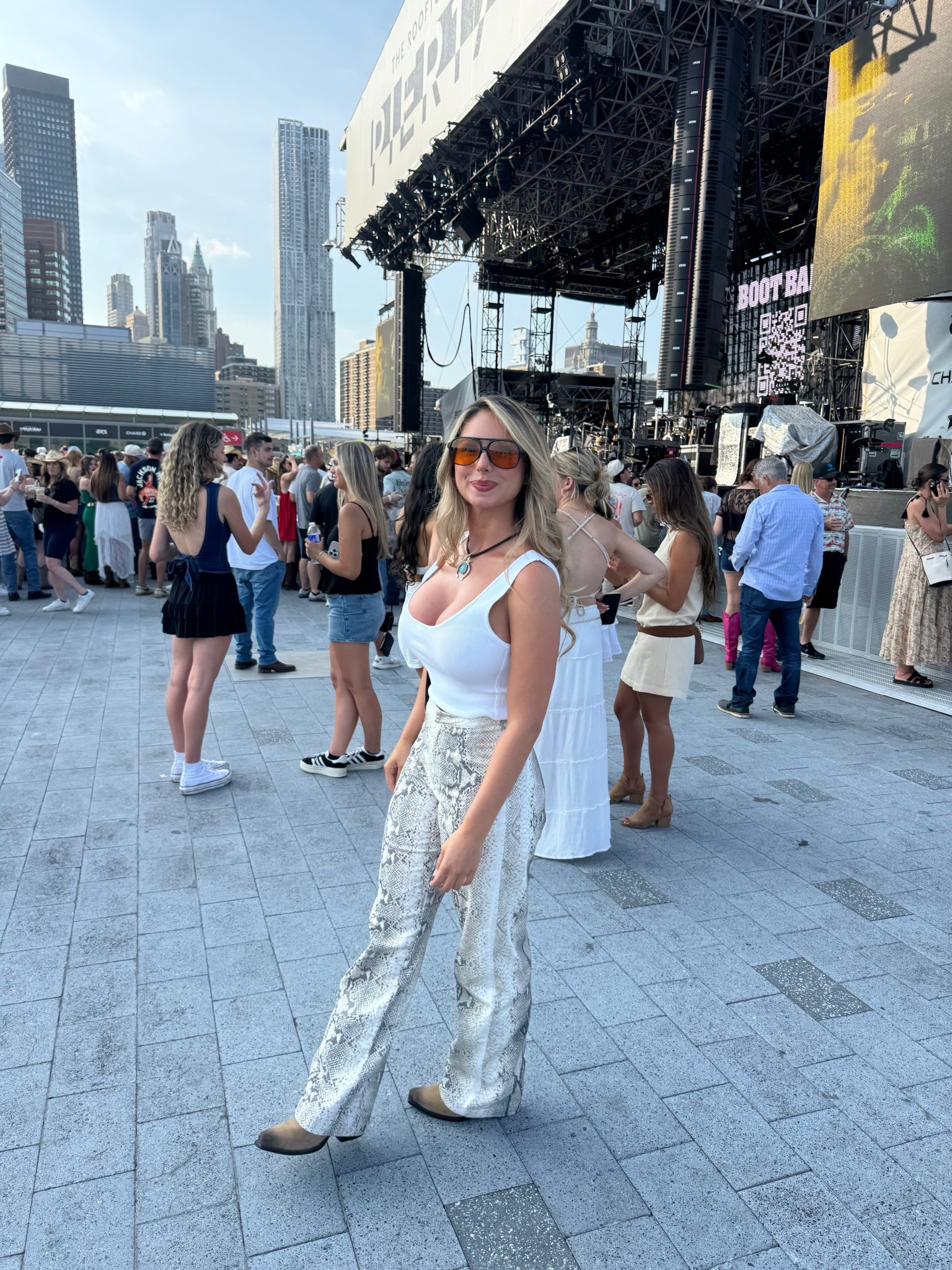Country music in the big city 🏙️ 🤠
Tecovas boots
Amazon aviators 
Country concert outfit inspo 