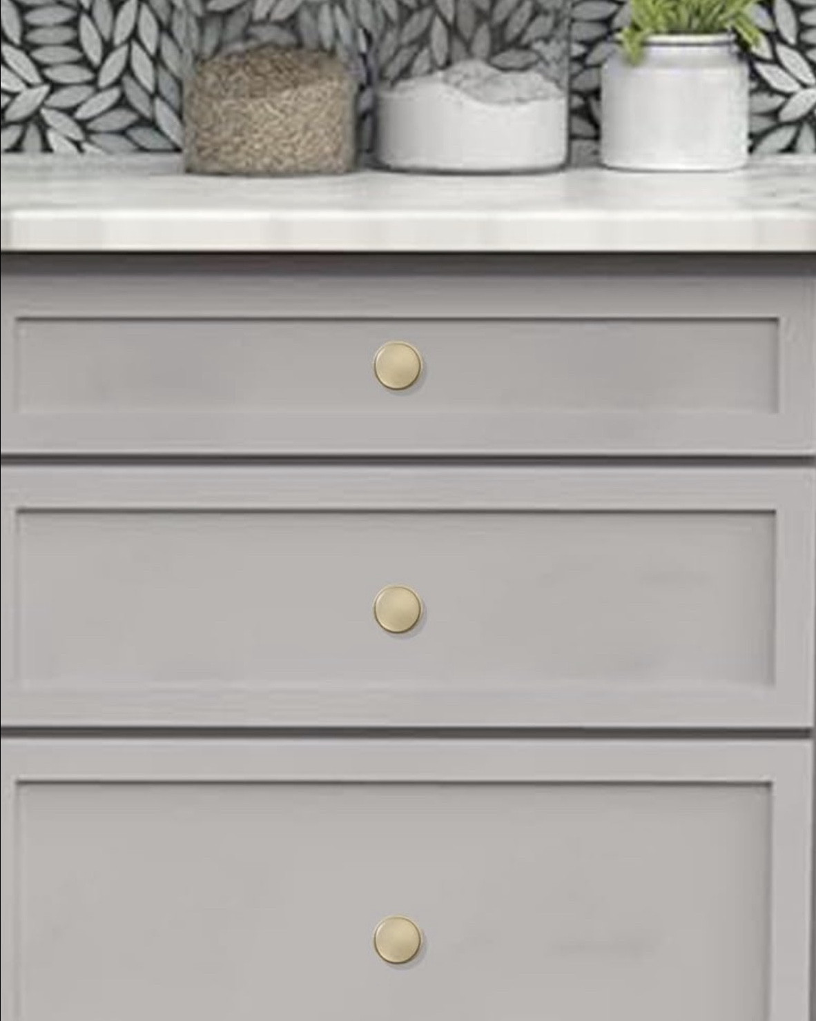 The power of mixed hardware done right 🖤I went with a mix of knobs and pulls, and honestly this was one of the most important design decisions in the whole space. I love the look of long handles, especially on drawers, but with so many drawers in our kitchen it started to feel a little heavy.

Mixing in warm brass knobs softened everything and made the space feel more layered and intentional. The pulls keep it functional and clean, while the knobs add that subtle “jewelry” moment that elevates the entire kitchen.

It’s one of those small details that completely changes how custom a kitchen feels. Not builder basic, not overdone, just balanced in the best way.

Everything I used is linked here #kitchenhardware

#LTKdayinmylife #LTKmomlife #LTKHome