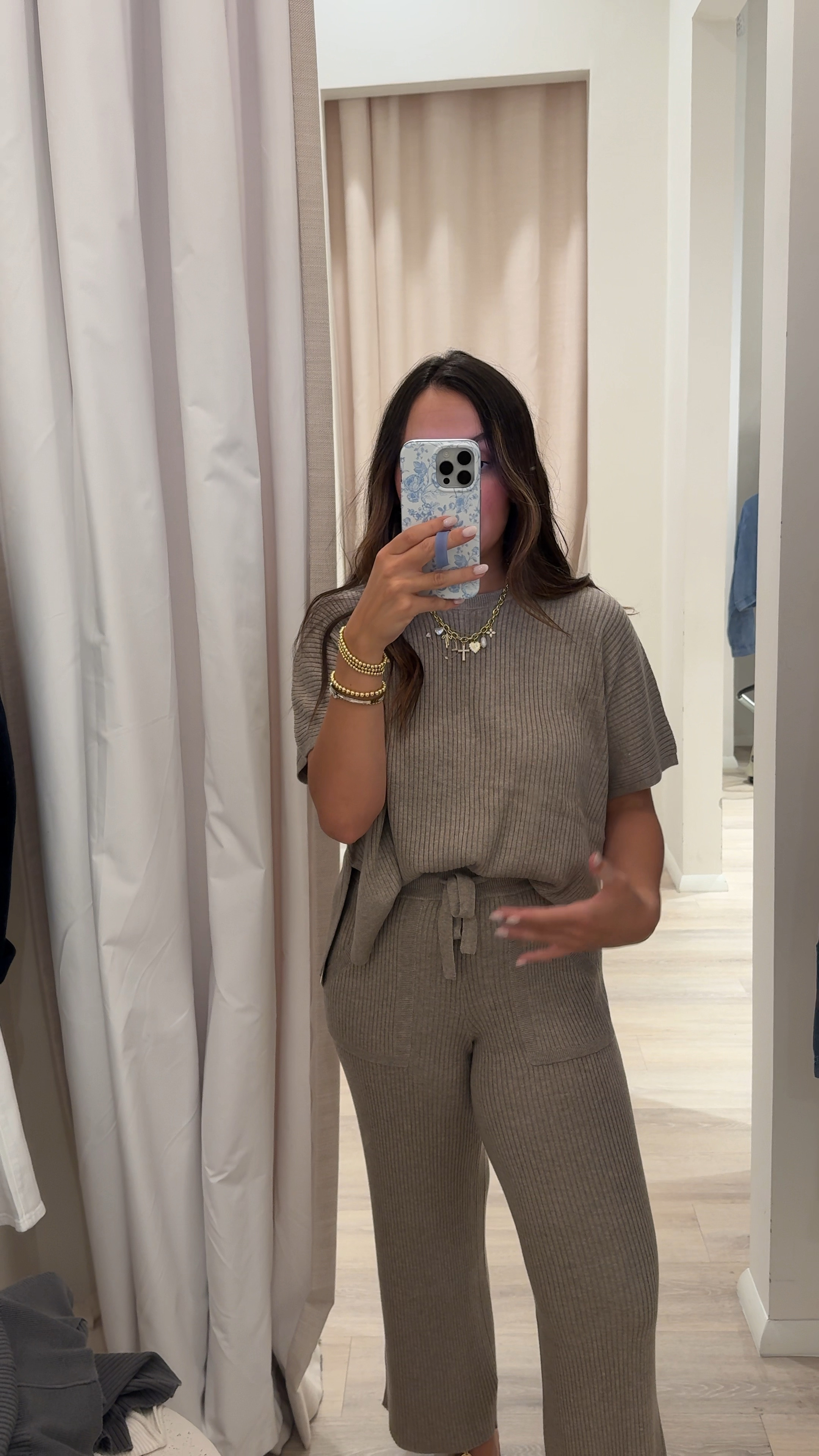 Wearing a size medium bottom and small top in the super comfortable cashmere blend set! Use code LAUREN20 to save 