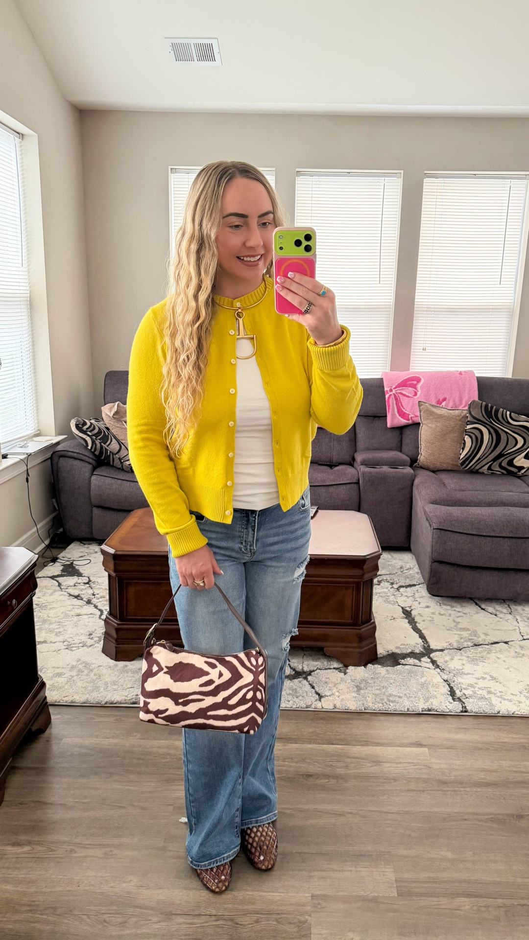 The fall transitional pieces I’m reaching for 🍂

You don’t need a whole new wardrobe for fall just a few fun pieces to start transitioning your outfits.

💛 A colorful cardigan
✨ A statement horsebit necklace
👖 A good pair of wide leg jeans
🐅 A fun printed bag  preferably animal print
🤎 And jelly flats because I’m not ready to let this trend go

This is exactly how I like to dress this time of year: easy basics + a little color, texture and print. And can we talk about this golden glow cardigan?! Such a fun color going into fall.

Which piece are you picking first?!

#LTKootd #LTKstorytime #LTKTall