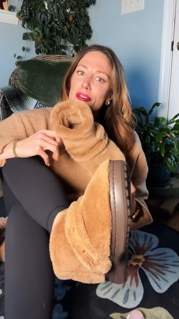 The Unfurgettable boots are back and they’re insanely soft, warm, and easy to slip on—lightweight, cozy, and perfect for everyday winter wear.
#crocsboots #winterboots #cozyboots #fuzzyboots #sliponboots #coldweatherstyle #comfystyle #shoefinds

#LTKootd #LTKSaleAlert