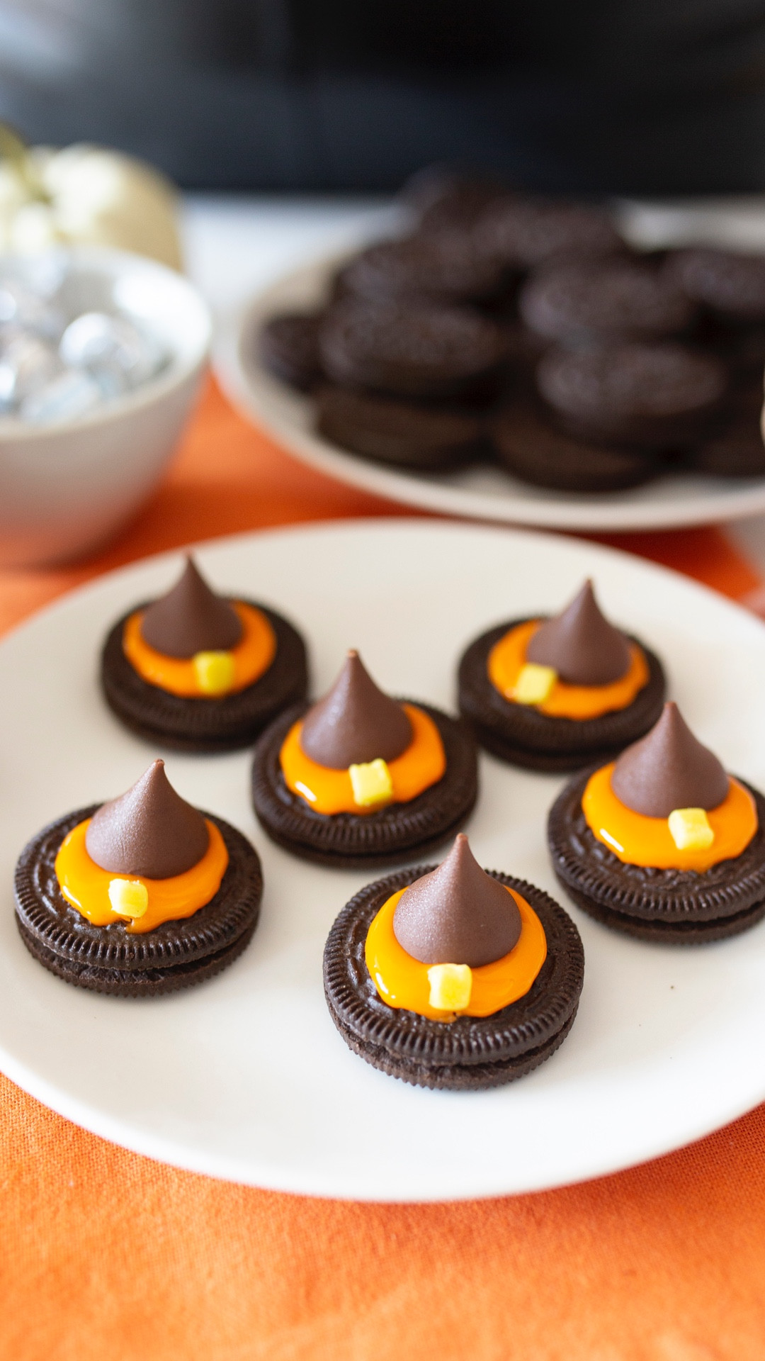 4-Ingredient Oreo Witch Hats! 🎃👻🩷🎉 

Turn Oreos into the cutest witch hat cookies with orange frosting, Hershey’s Kisses, and a tiny Starburst buckle. 🎃 This quick and festive Halloween dessert is perfect for classroom parties, movie nights, or anytime you need easy dessert recipes and fun Halloween snacks or treats the whole family will love! 

#LTKParties #LTKSeasonal #LTKHalloween