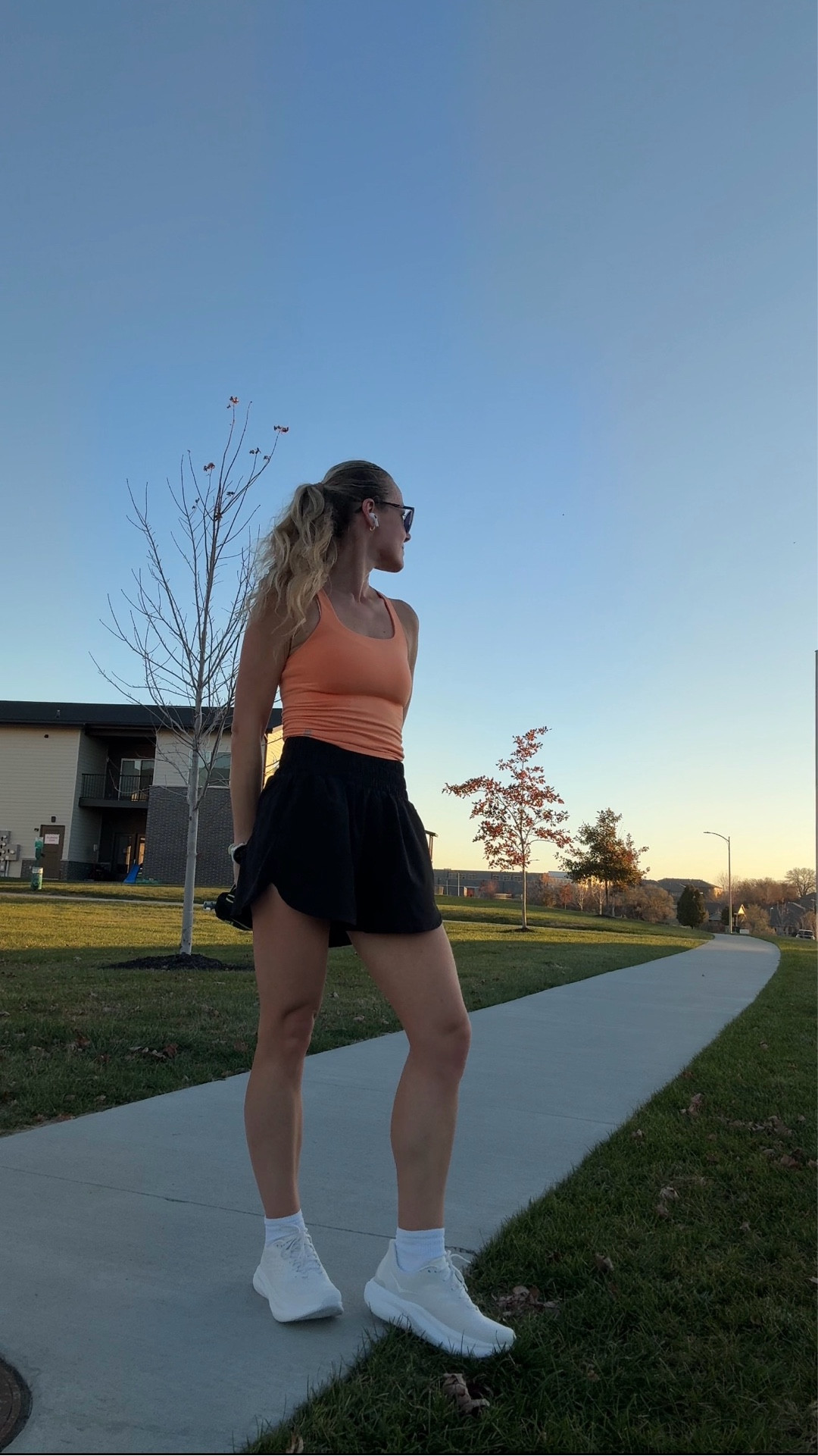 Golden hour miles in orange and black. A fitted tank, lightweight shorts, and white sneakers — the perfect mix of energy and minimalism. The kind of outfit that makes evening runs feel effortless.

#ltkrun #eveningrun #runnastyle #runningoutfit #orangetank #ltksport #runnerslook #runningmotivation #runnergirl #ltktraining #halfmarathontraining #garminrunner #runnalife


#LTKfitnessgoals #LTKdayinmylife #LTKActive