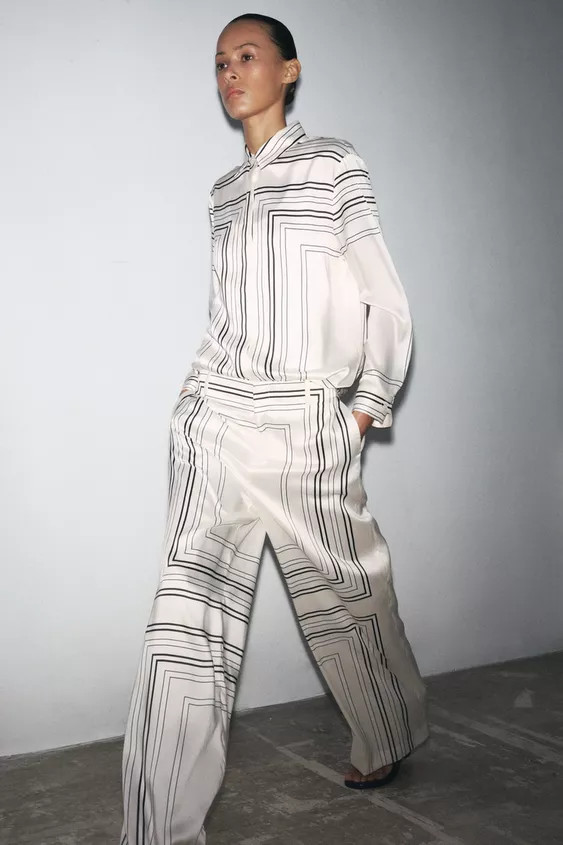 ZARA WOMAN COLLECTIONMid-rise pants with belt loops. Side seam pockets. Straight leg. Front zip, ... | Zara US