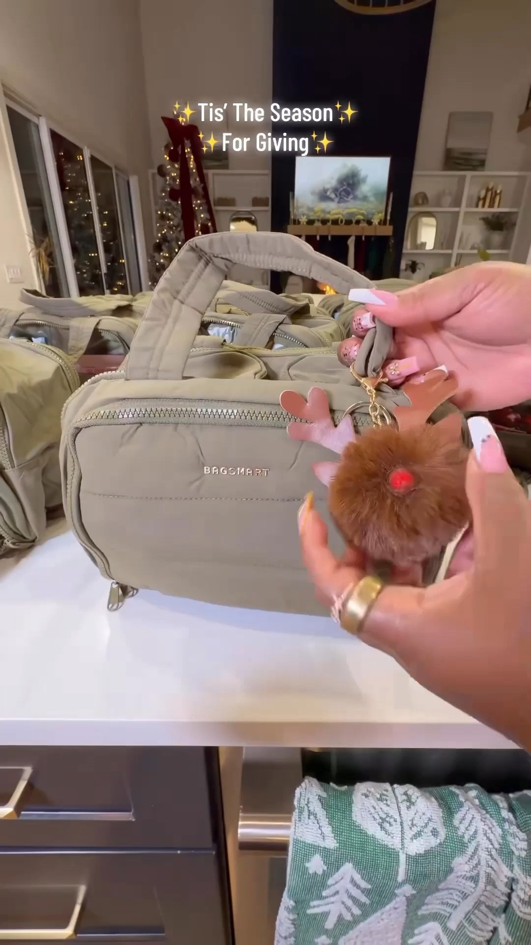 Be generous, be grateful & be giving! Happy Holidays besties!!! 🙏🏾🎄💕✨
#cleantok #cleanhome #organization #holidaygiftideas

#LTKHoliday #LTKGiftGuide #LTKFindsUnder100