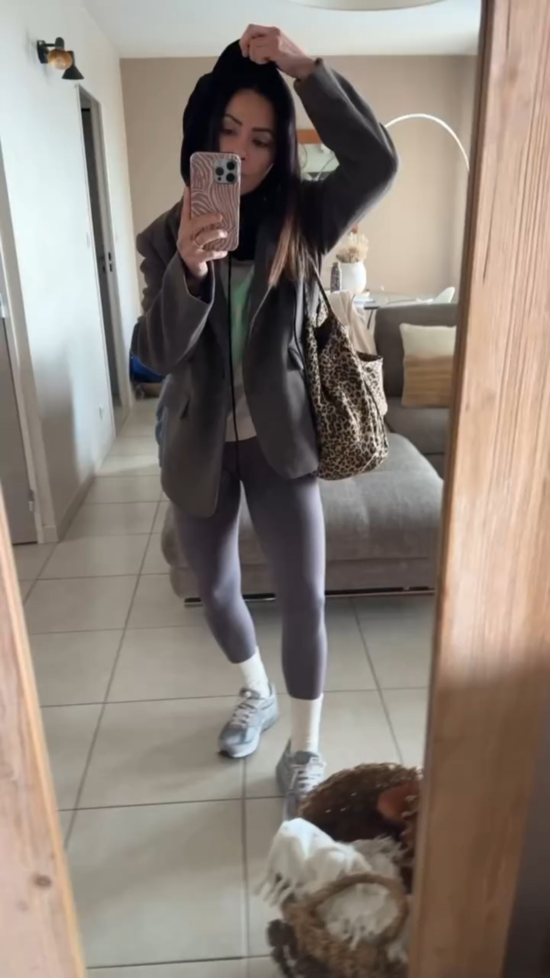 WORKOUT OUTFIIT 💪🏽 Tu aimes ?

*Legging sport @berlookofficial 
*Sweat @onestepofficiel X @anouketninon 
Blazer @hm 
Chaussettes @tezenisofficial 
Baskets @newbalance.france 
Outfit, look, over 40, BERLOOK, workout
#berladies