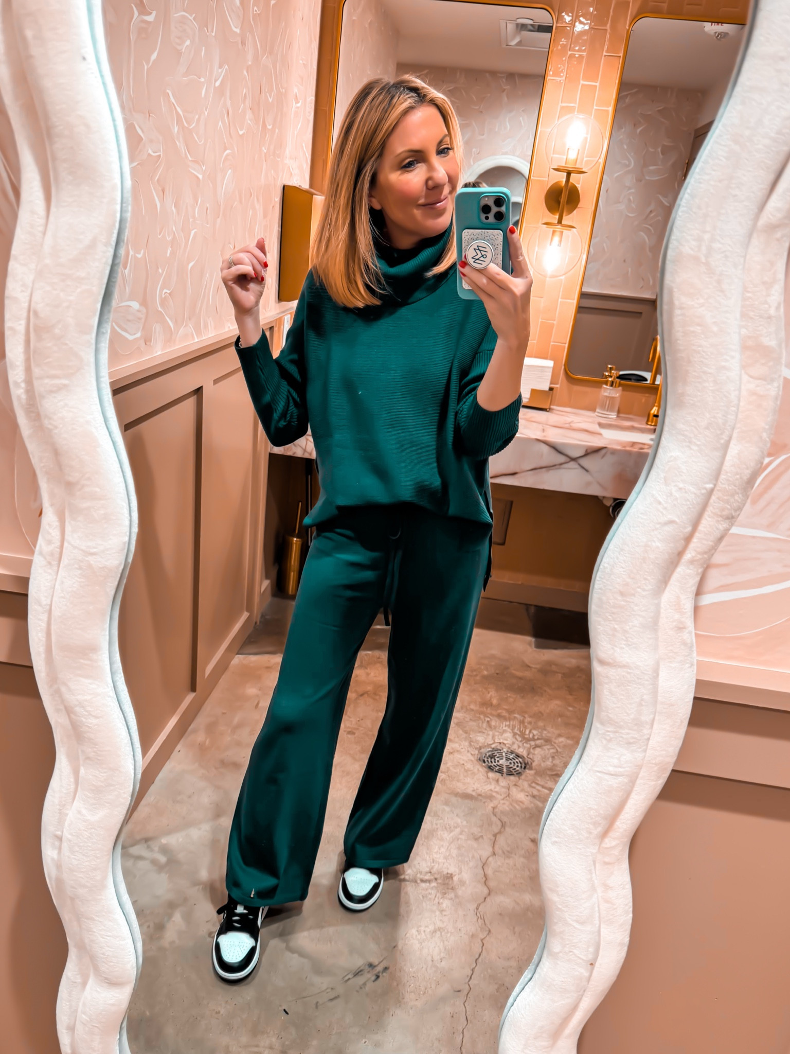 The BEST purchase I have made on the internet in a long time!  So so comfy.  So chic.  Looks expensive and comes in a ton of colors!  I’m in a medium and it fits TTS 🤗.