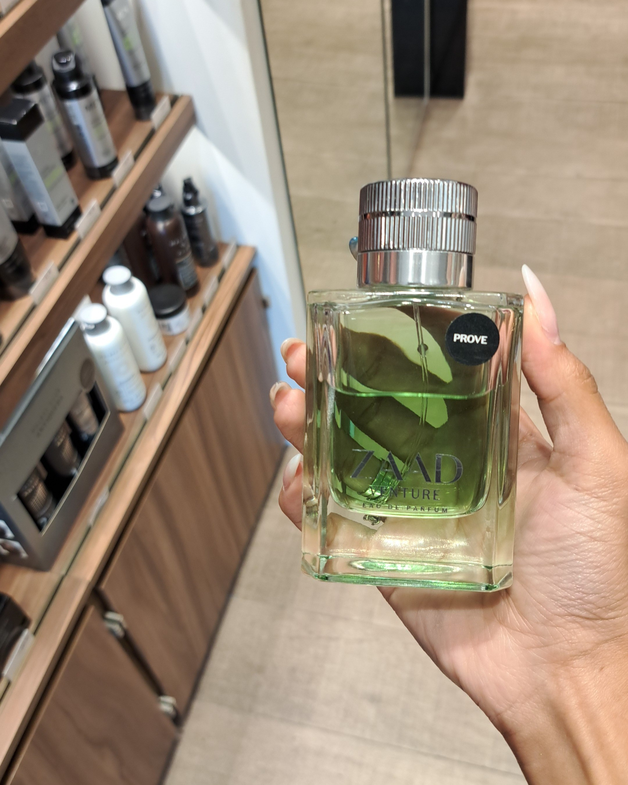 Vamos falar desse novo Lançamento da Boticário para os rapazes.. Zaad Venture, um amadeirado fresco com toque verde, me lembrou o Arbo com suas notas verdes.. Um perfume perfeito para o dia a dia, ótimo para qualquer momento é estação se adapta perfeitamente por suas notas amadeiradas. As notas de topo são: Alecrim, Cardamomo, Bergamota, Limão, Petitgrain, Pimenta Rosa, Rosa e Canela. As notas de coração são: Pimenta de Szechuan, Gerânio, Vidoeiro, Lavanda e Ylang Ylang. As notas de fundo são: Musgo, Vetiver, Patchouli, Sândalo, Cashmeran, Âmbar e Fava Tonka.Aproveitando o dia dos namorados está chegando e é uma ótima opção já que e um perfume lançamento.

#LTKbrasil #LTKbeauty #LTKmens