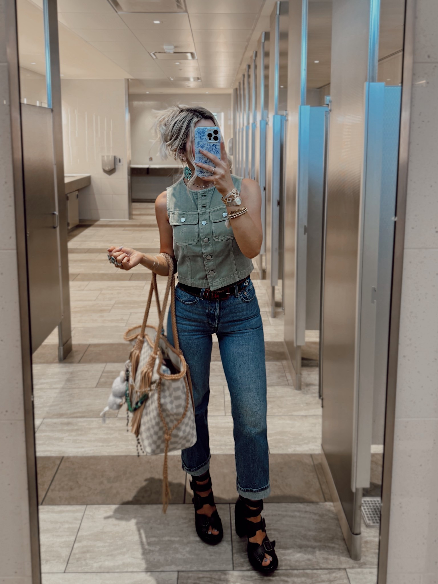 Top- Madewell
Jeans- Levi’s 
Shoes- Free Bird
Bag- Vintage Boho Bags 
Belt- Vintage from Canty Boots 

#LTKTravel #LTKShoeCrush #LTKSeasonal