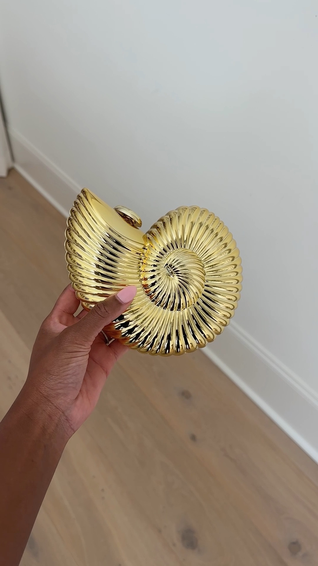 Gold shell clutch for summer 🐚

#LTKItBag #LTKVideo